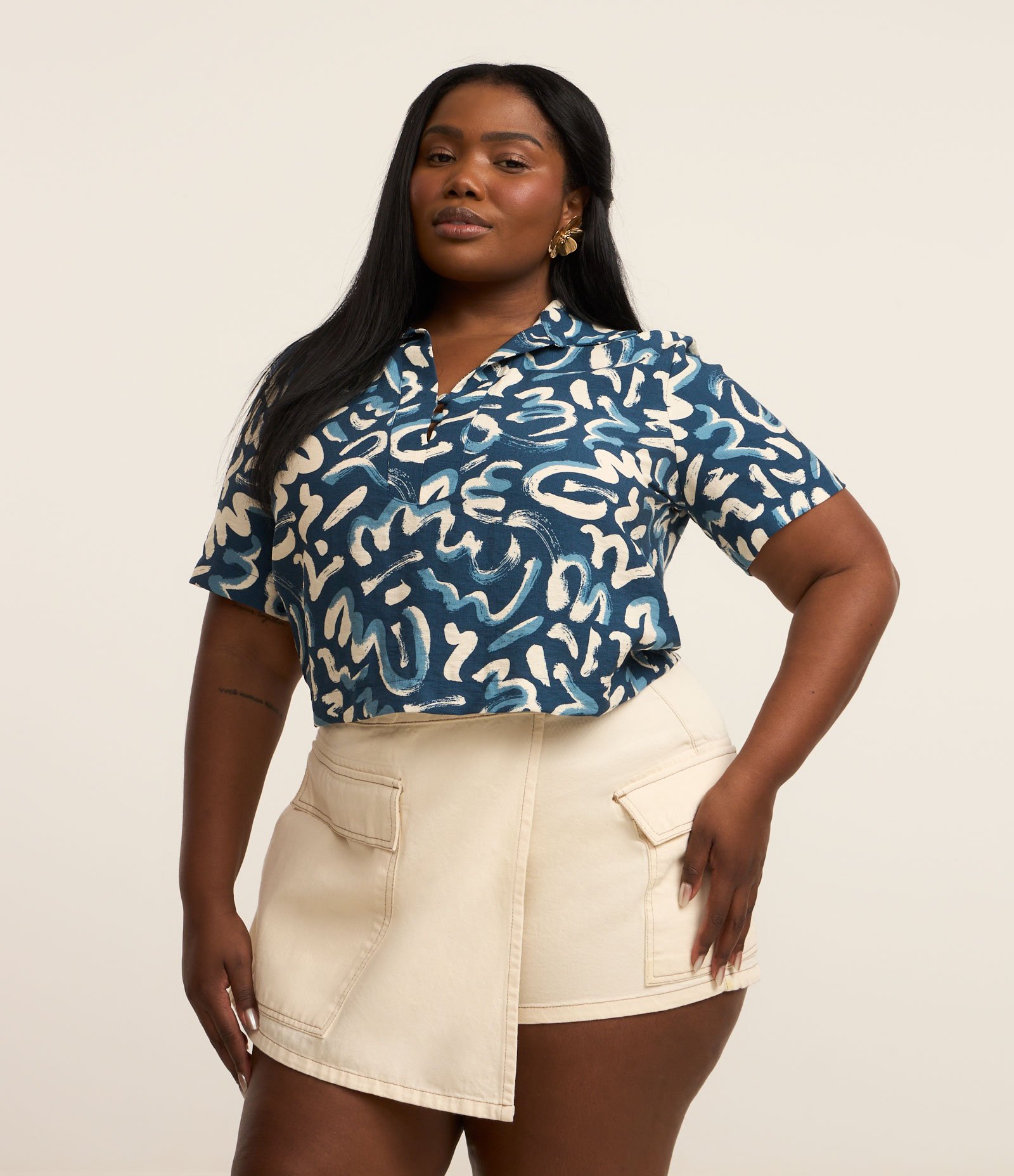 Camisa com Botões Forrados na Gola e Estampa Orgânica Bicolor Curve & Plus Size Azul/Branco 1