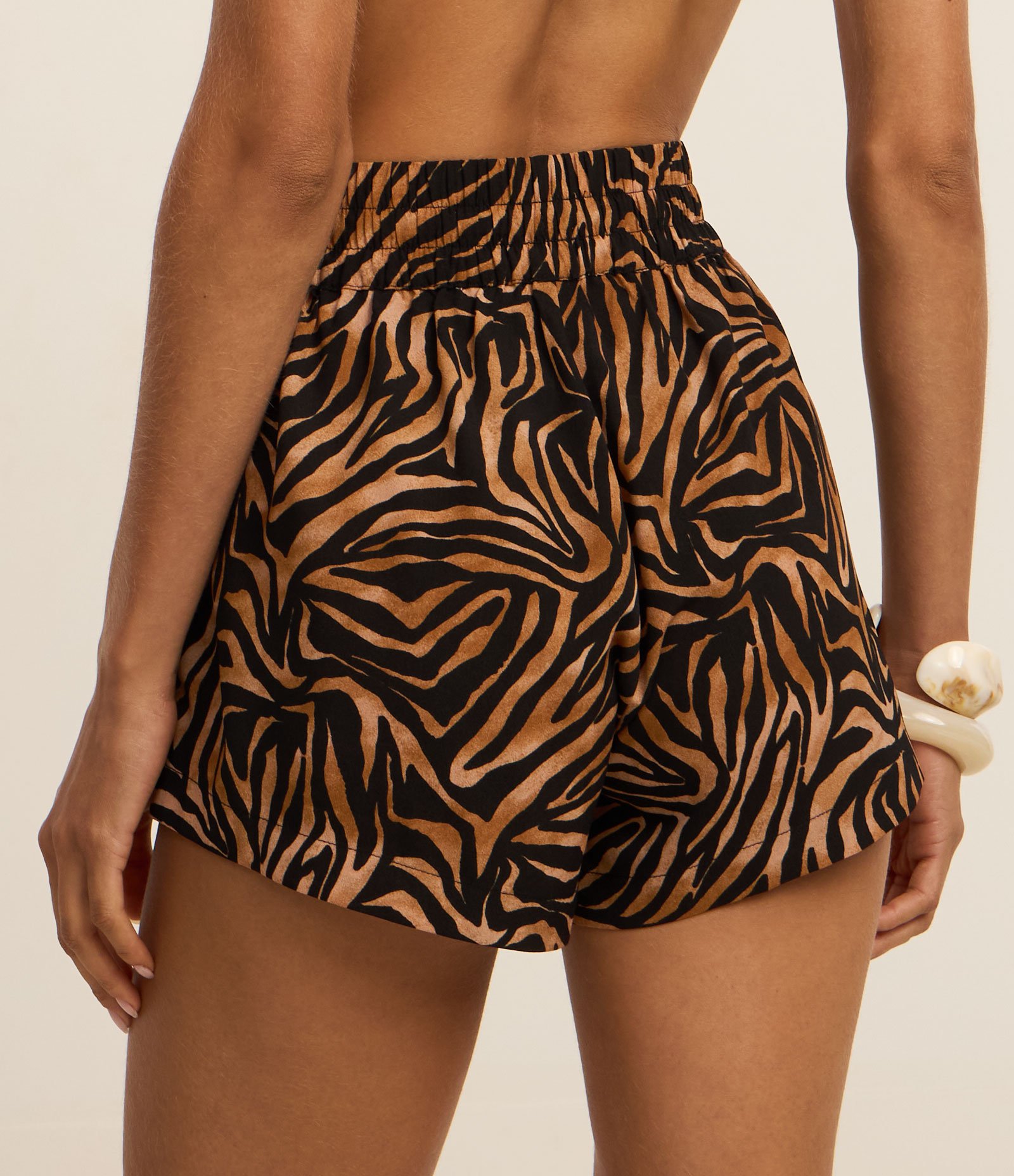 Saída de Praia Short em Chiffon com Estampa Animal Print Zebra Marrom 4