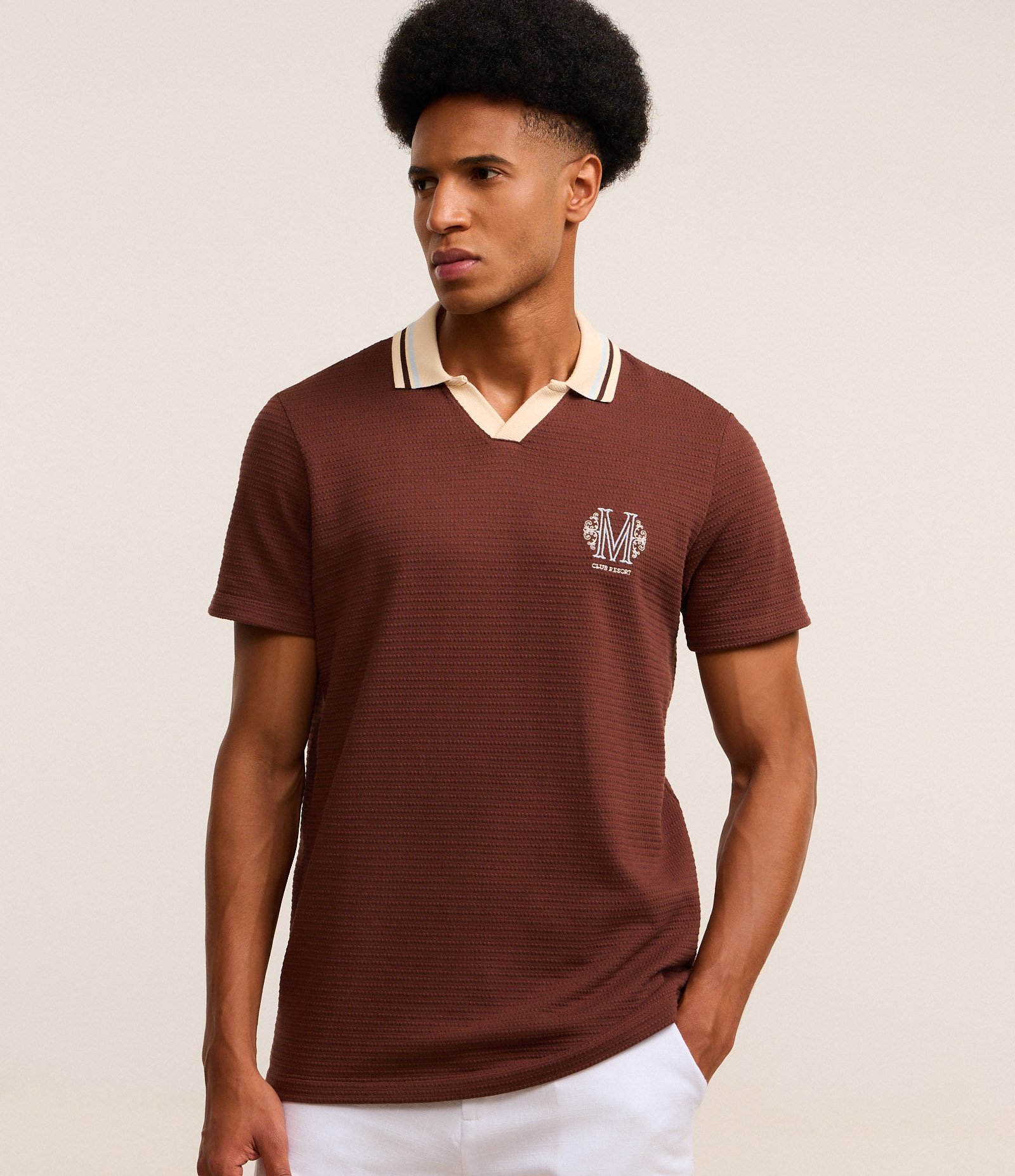 Camisa Polo em Algodão com Textura e Brasão Vintage Marrom 1