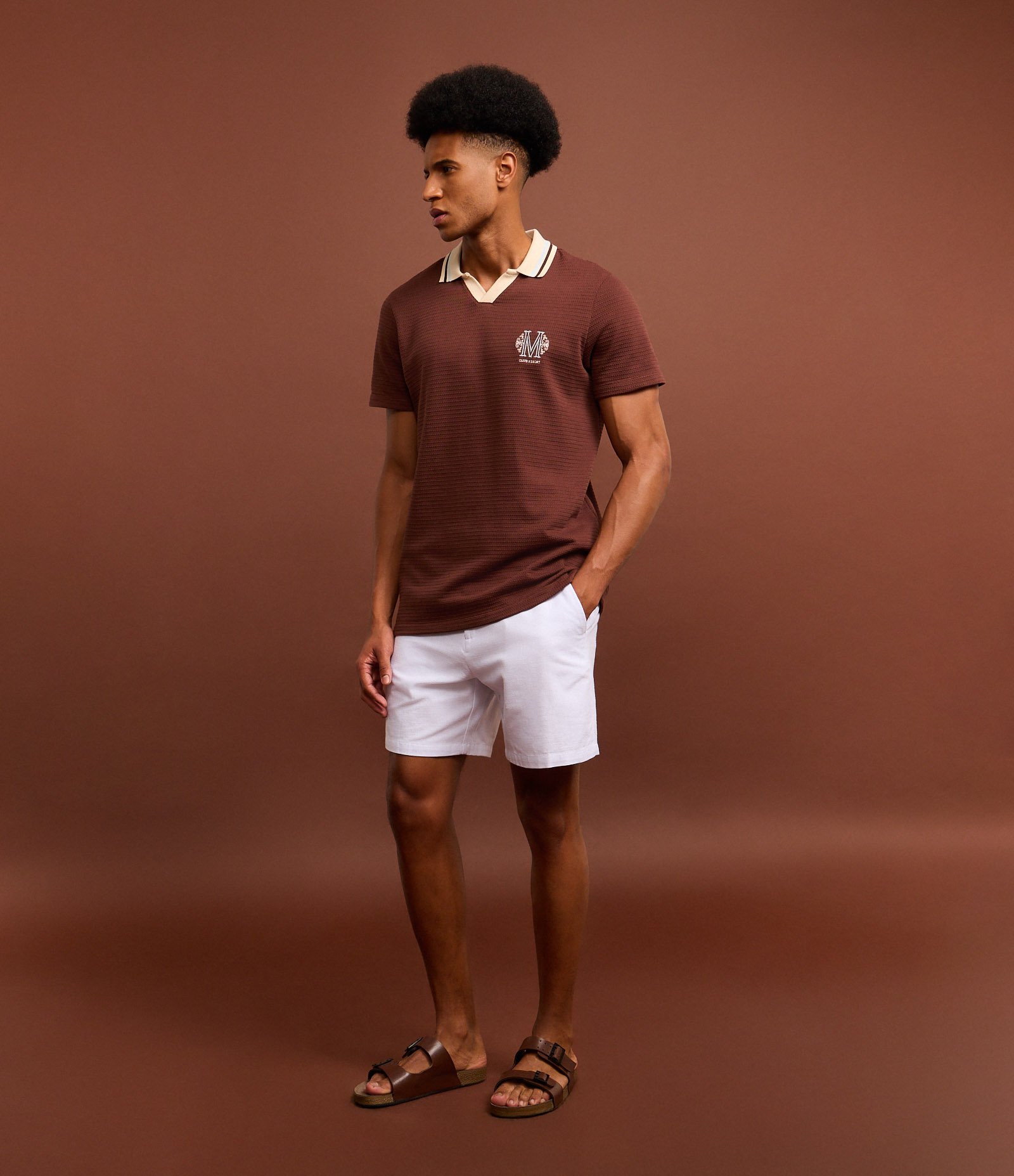 Camisa Polo em Algodão com Textura e Brasão Vintage Marrom 2