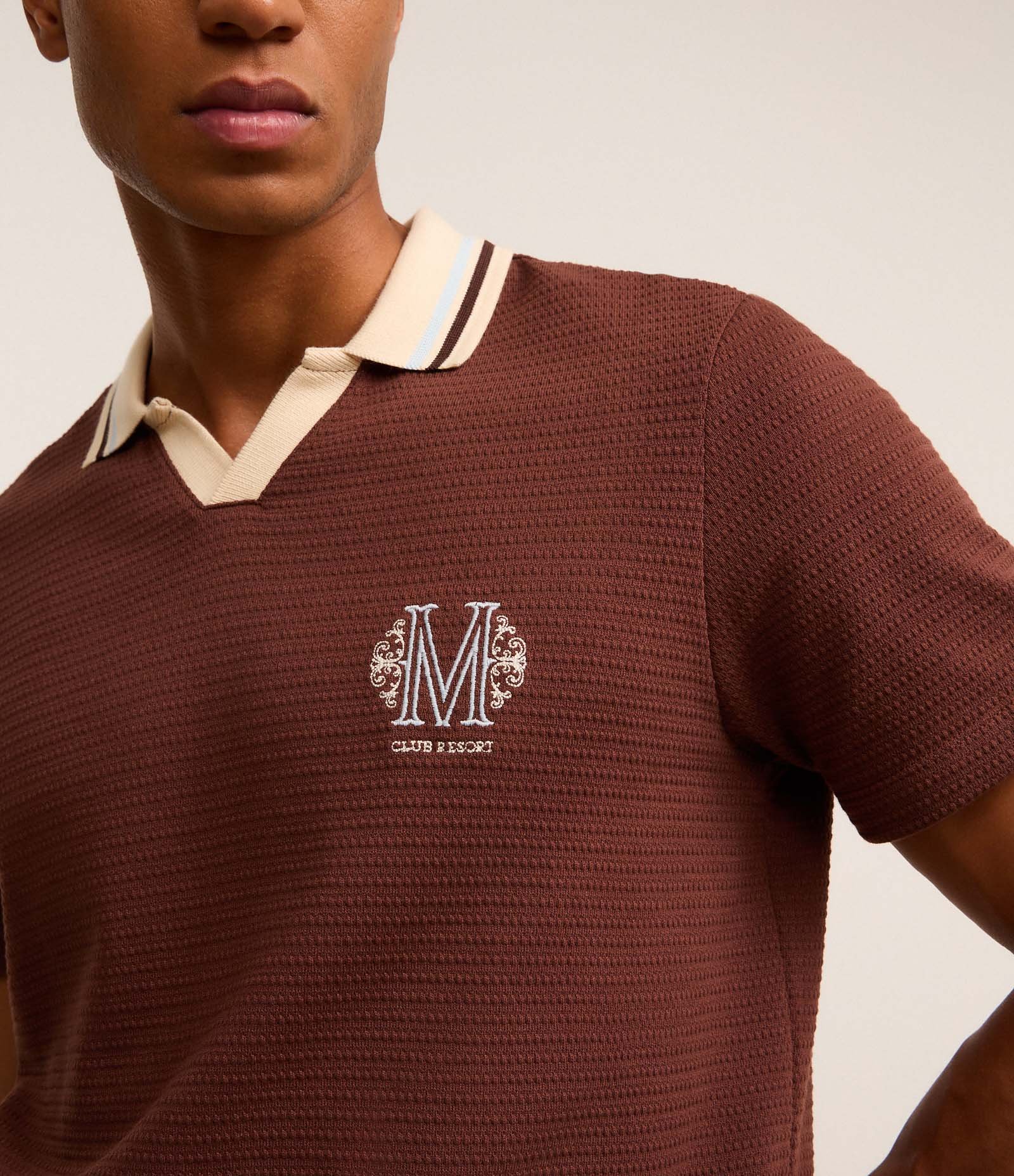 Camisa Polo em Algodão com Textura e Brasão Vintage Marrom 3