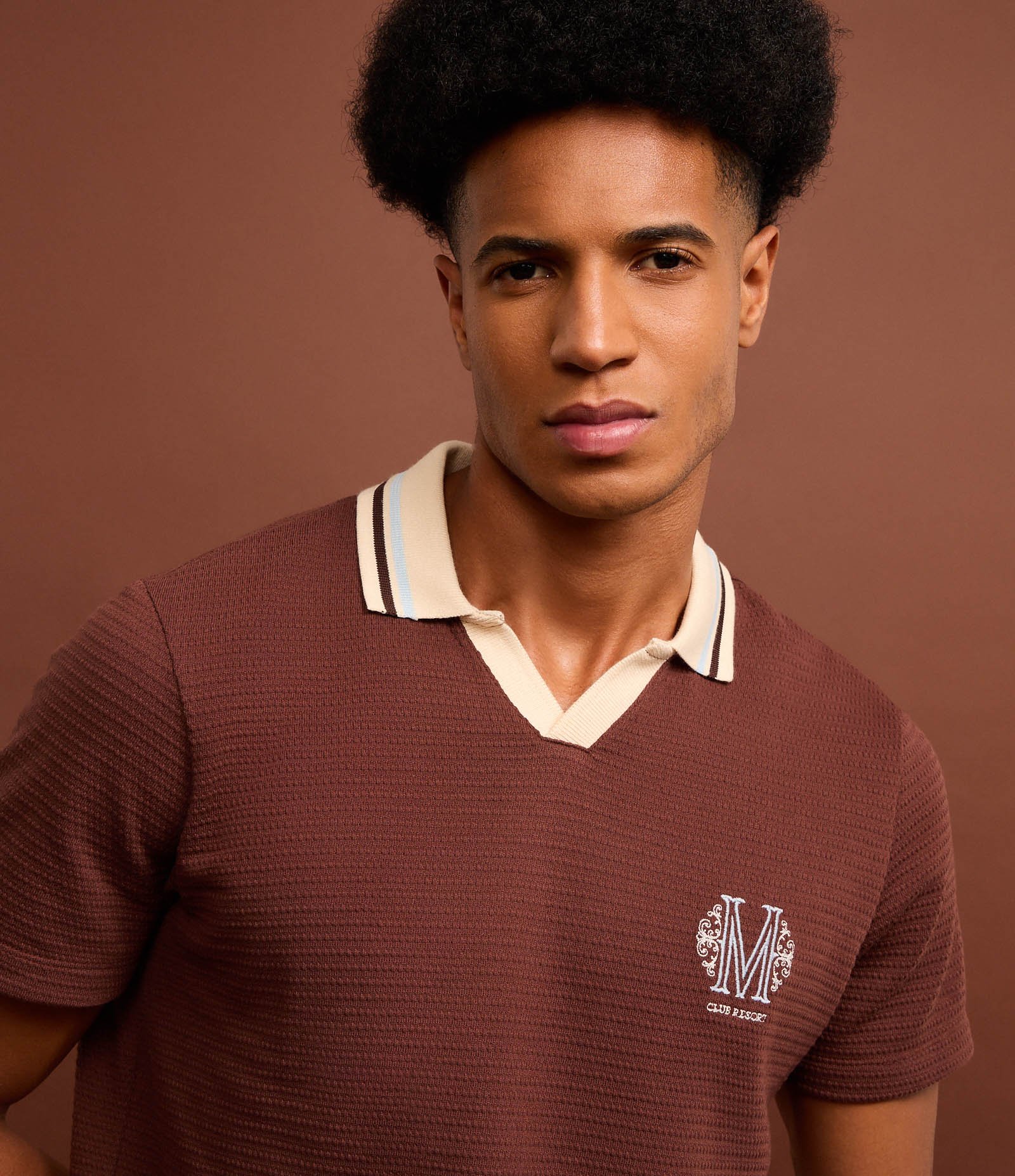 Camisa Polo em Algodão com Textura e Brasão Vintage Marrom 4