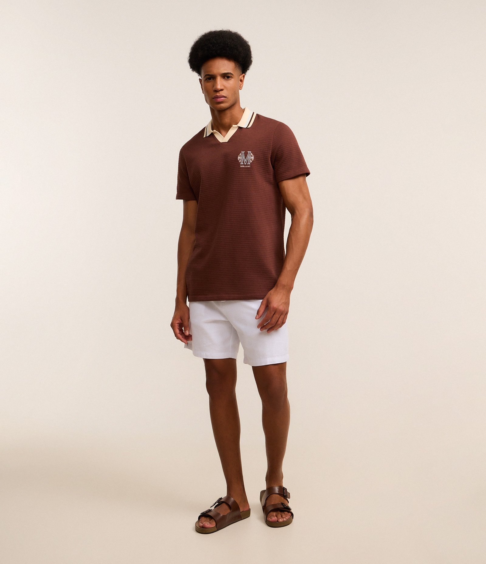 Camisa Polo em Algodão com Textura e Brasão Vintage Marrom 5