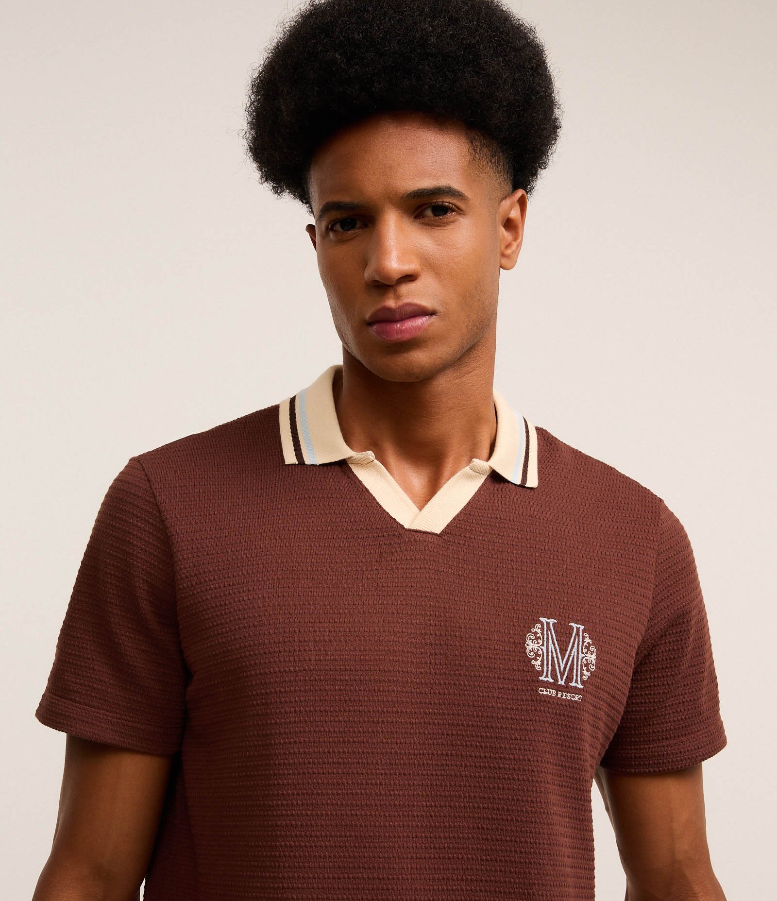 Camisa Polo em Algodão com Textura e Brasão Vintage Marrom 6