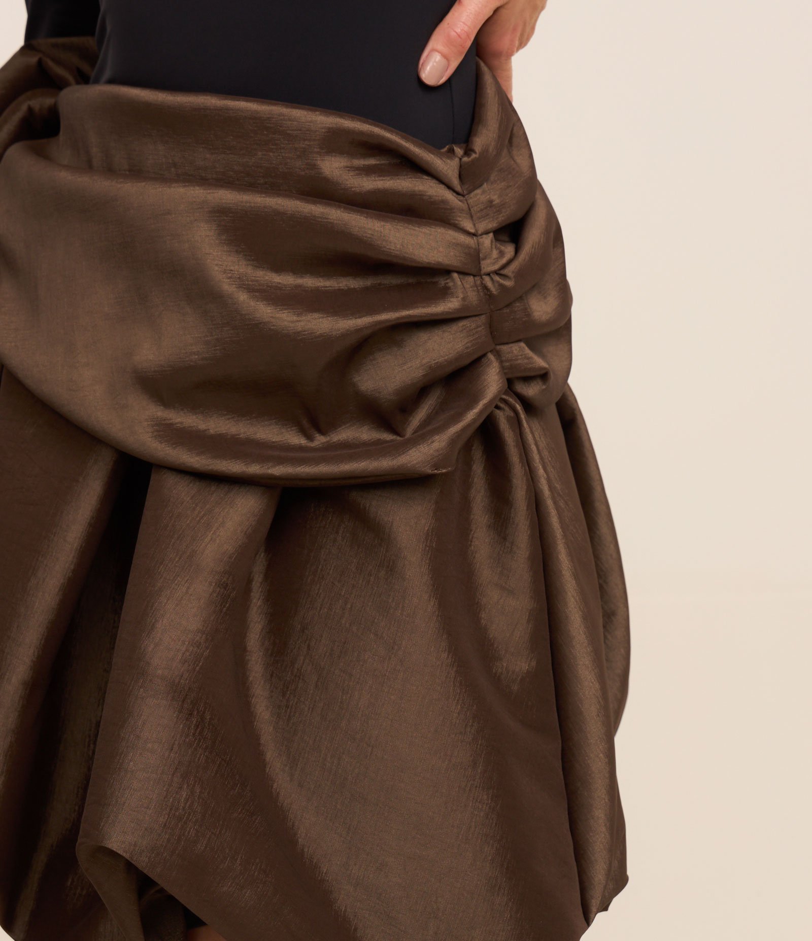 Saia Curta Balonê Brilhosa com Drapeados Marrom 3