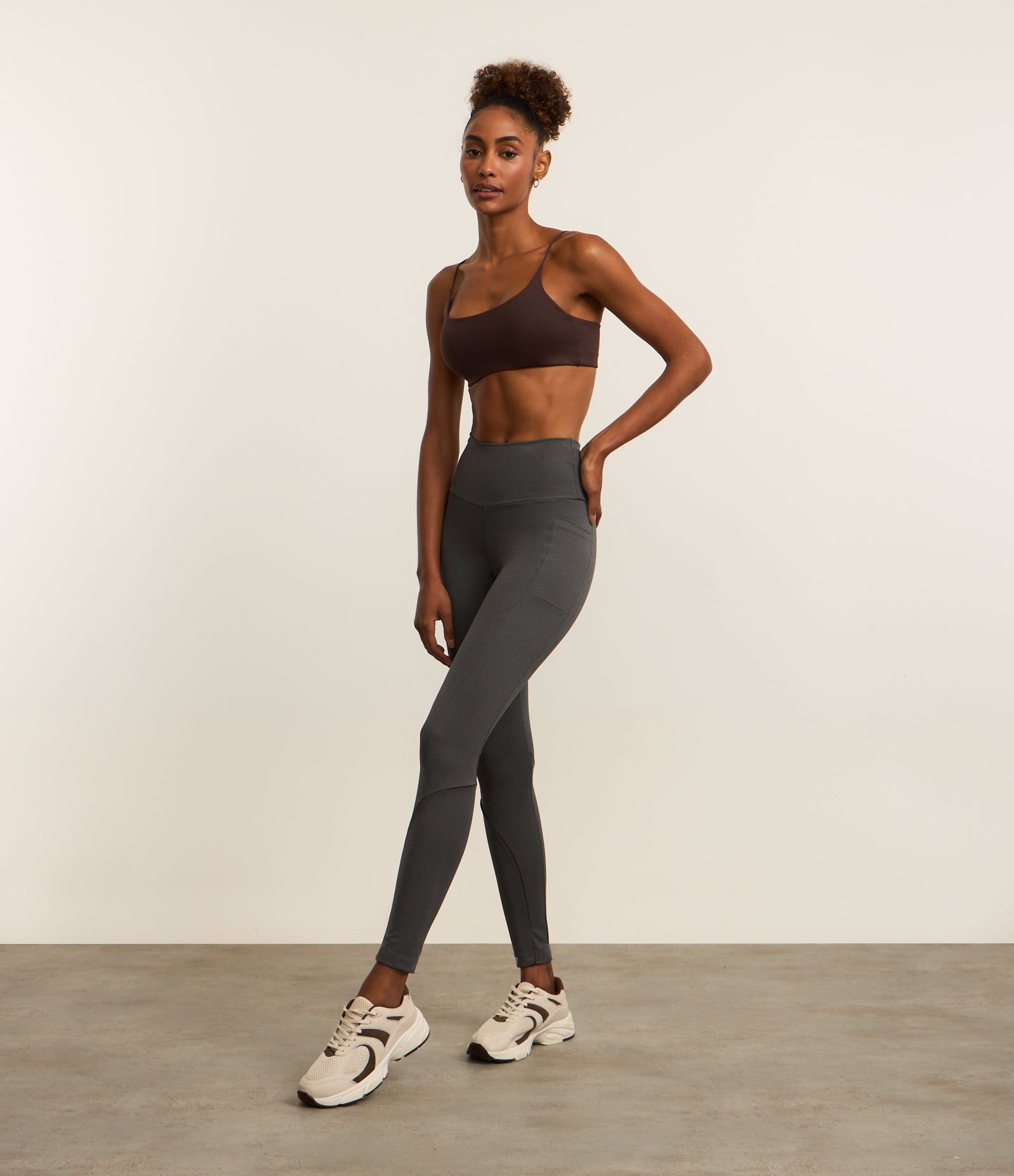 Top Esportivo em Poliamida com Alças Finas Marrom 2