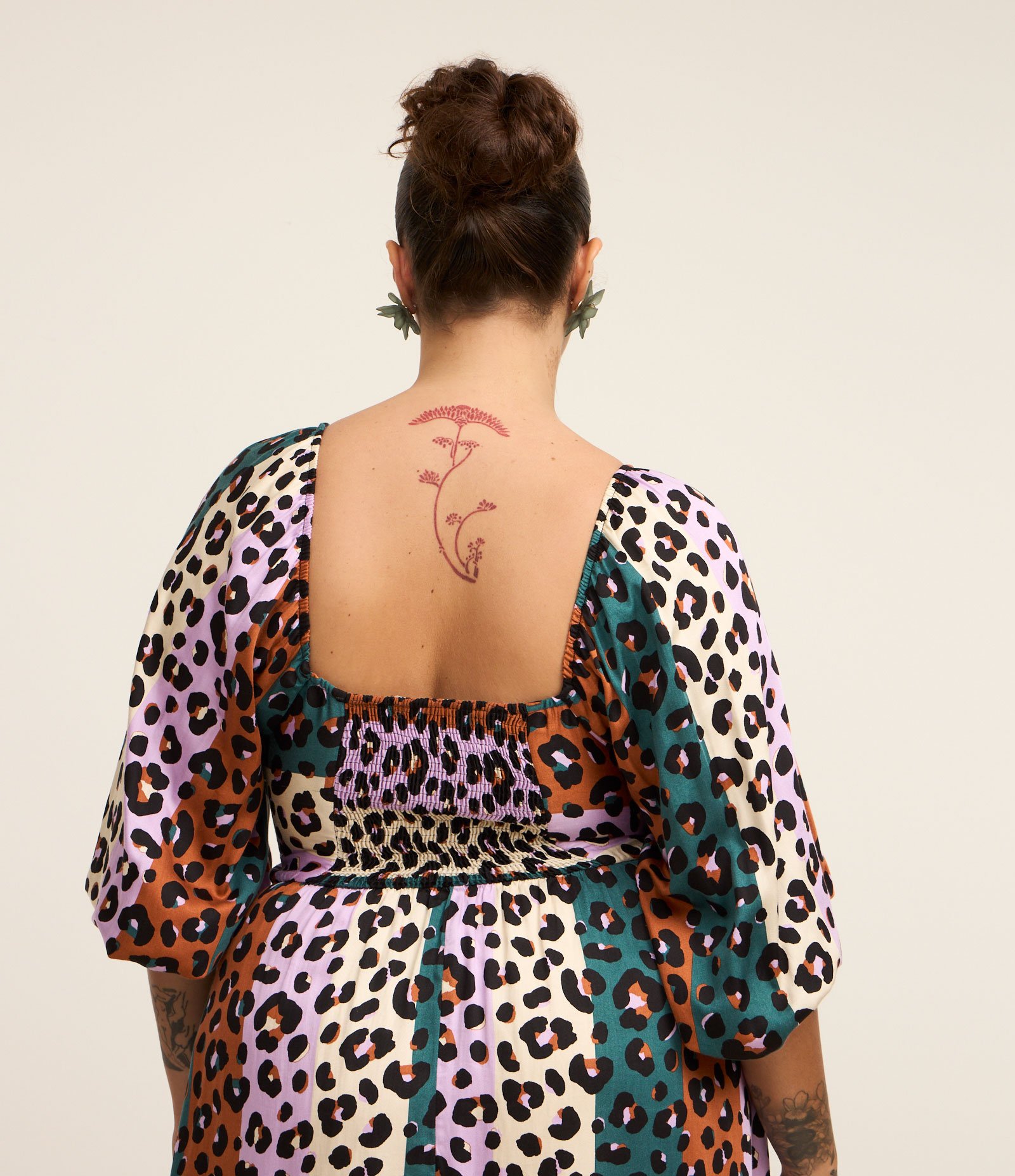 Vestido Curto com Decote Transpassado em Animal Print Curve & Plus Size Lilás/Marrom/Verde 2