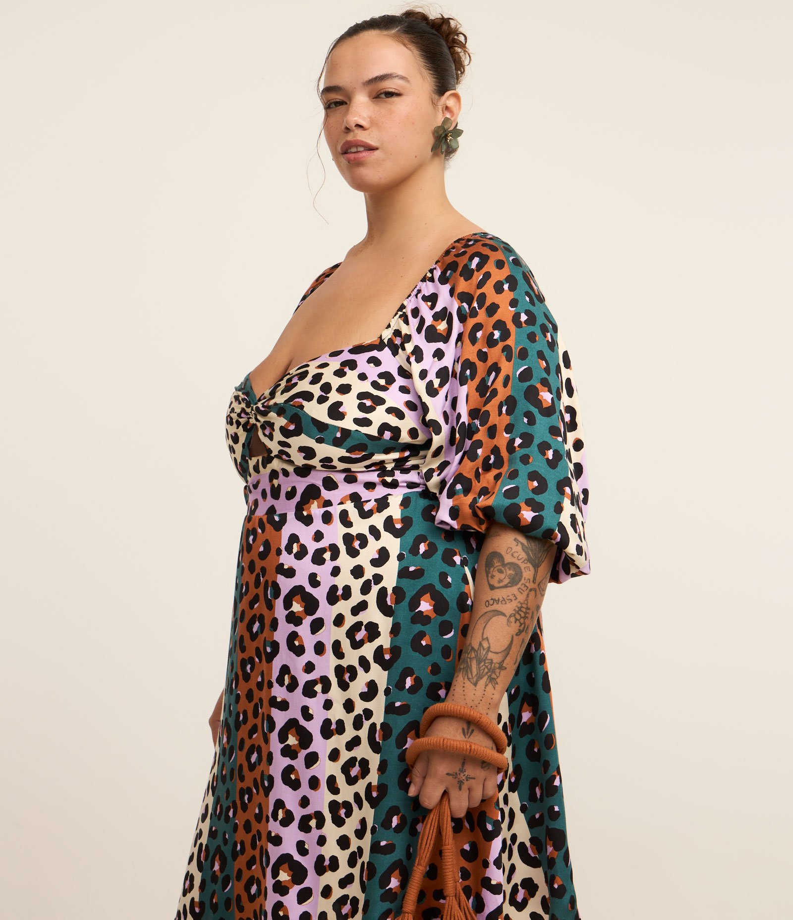 Vestido Curto com Decote Transpassado em Animal Print Curve & Plus Size Lilás/Marrom/Verde 3