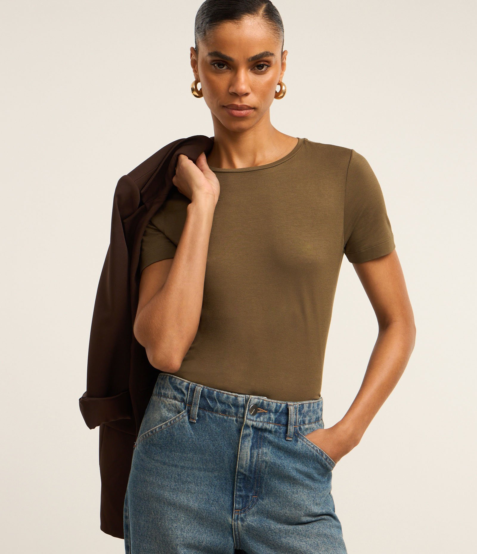 Blusa T-Shirt Básica em Viscose Verde Oliva 1