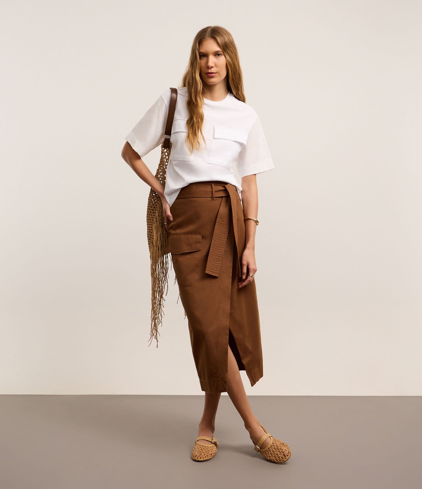 Saia Envelope em Sarja com Cinto Faixa e Bolso Cargo Marrom 1