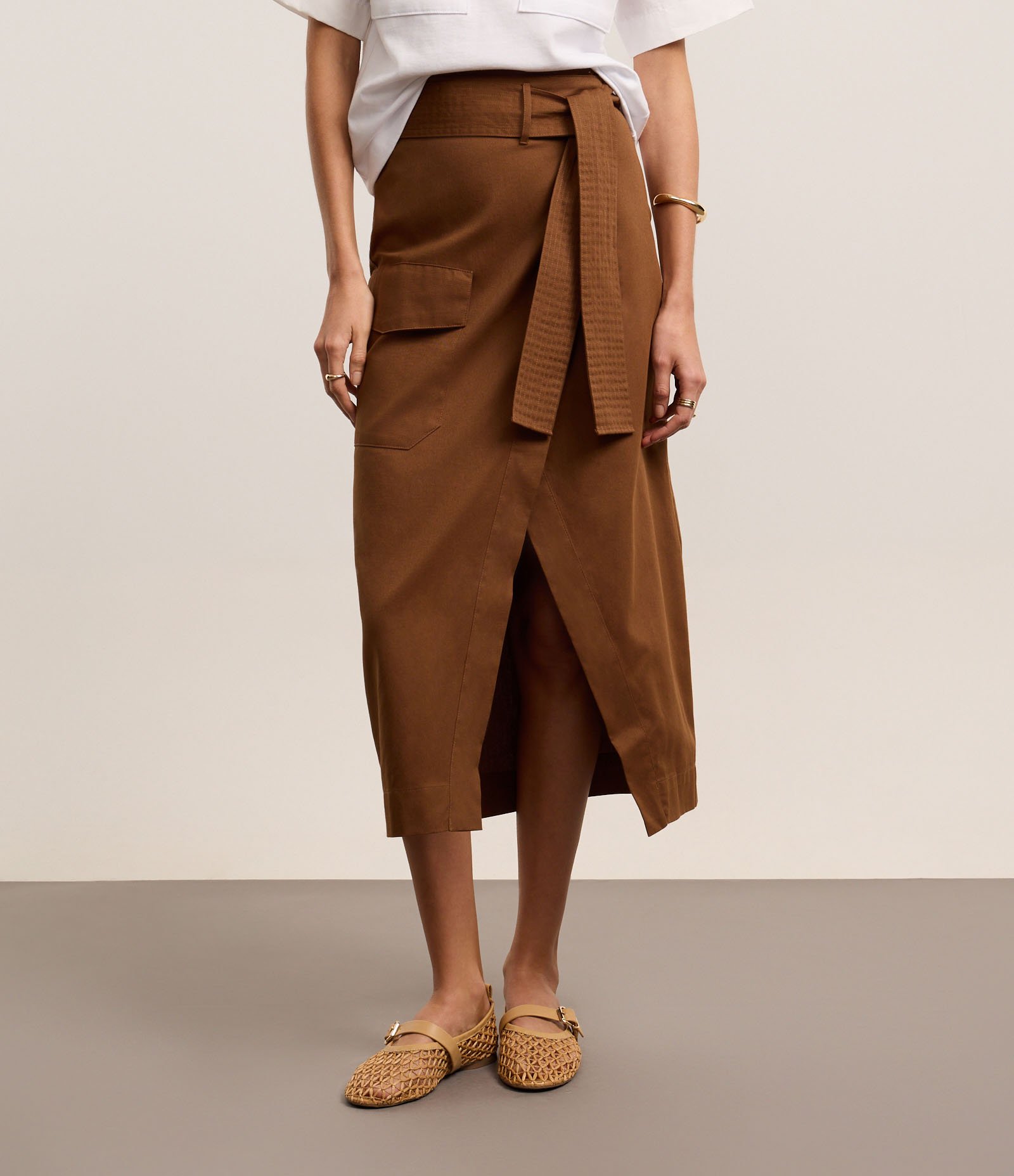 Saia Envelope em Sarja com Cinto Faixa e Bolso Cargo Marrom 3