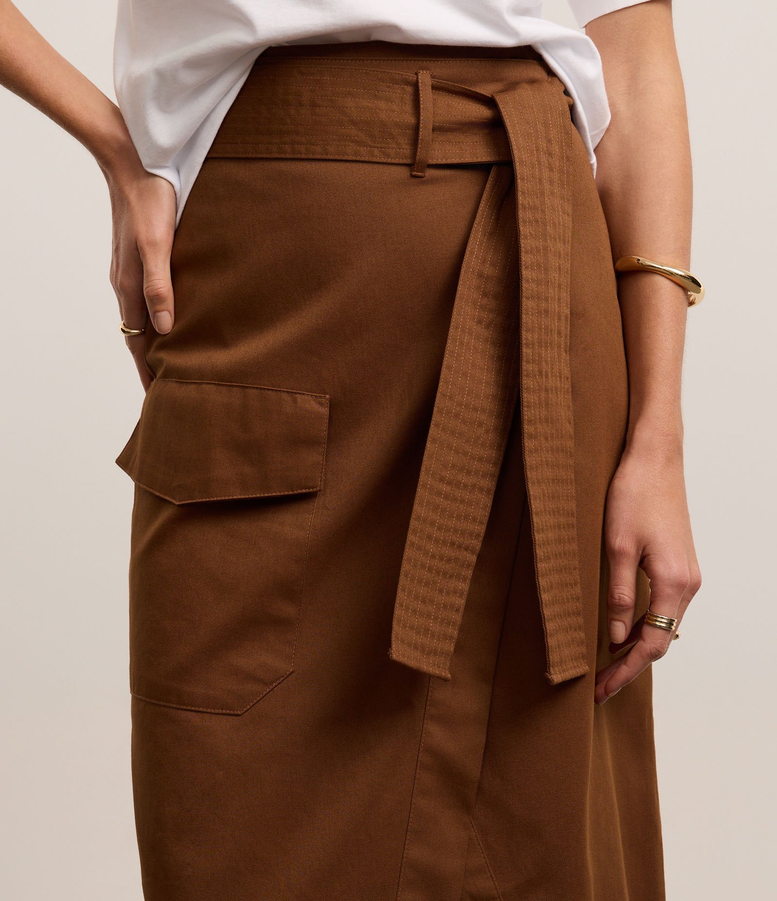 Saia Envelope em Sarja com Cinto Faixa e Bolso Cargo Marrom 4