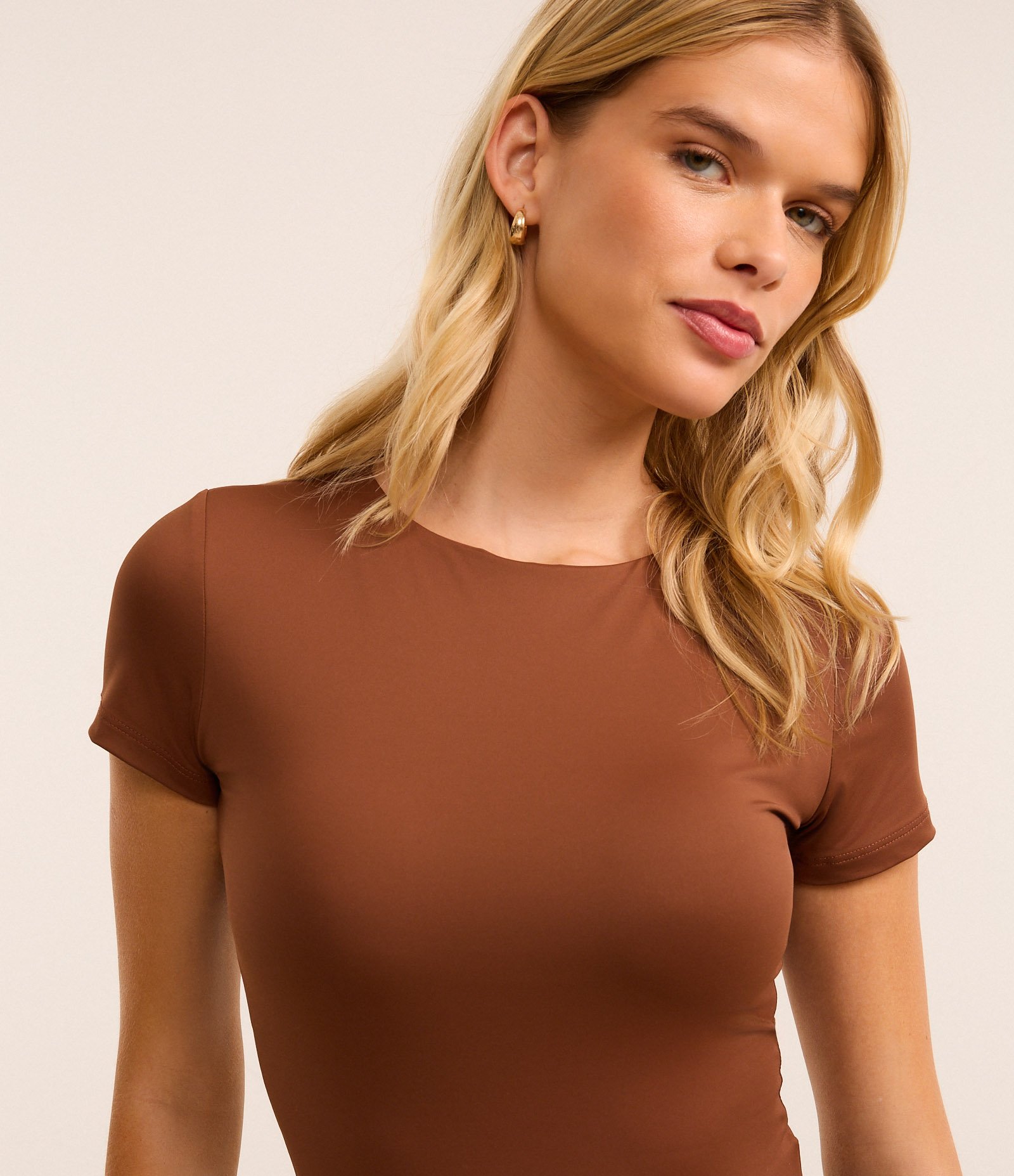 Body Básico em Poliamida com Mangas Curtas Marrom 3