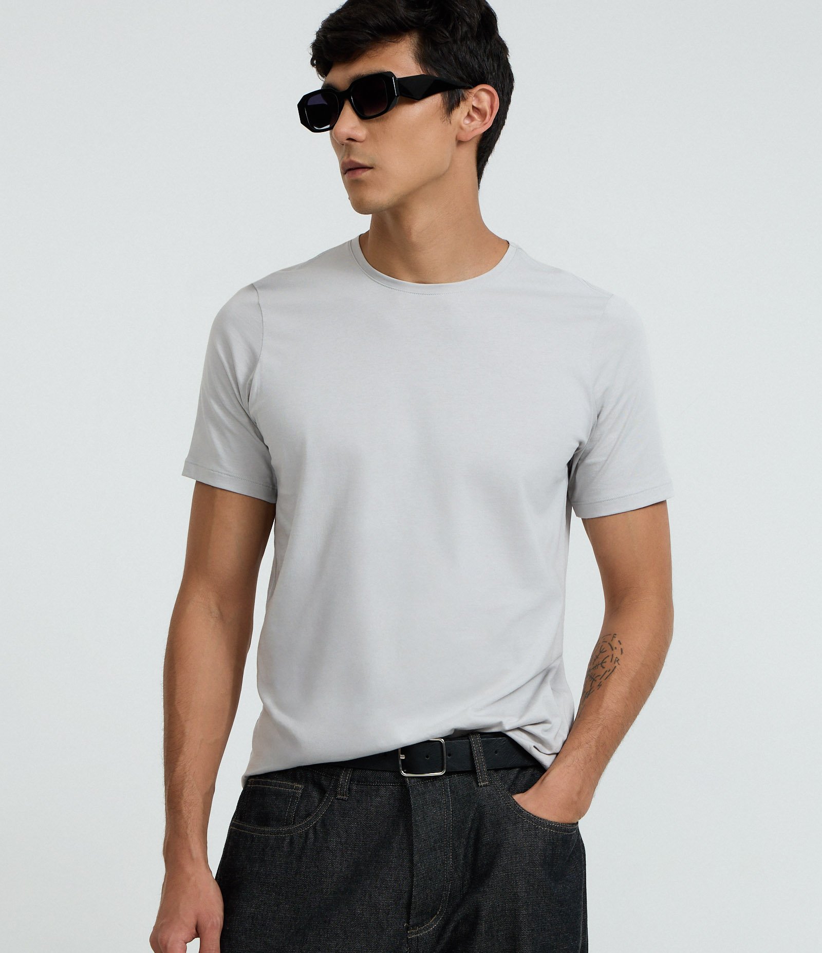 Camiseta Slim Básica em Algodão Peruano com Gola Redonda Cinza 1