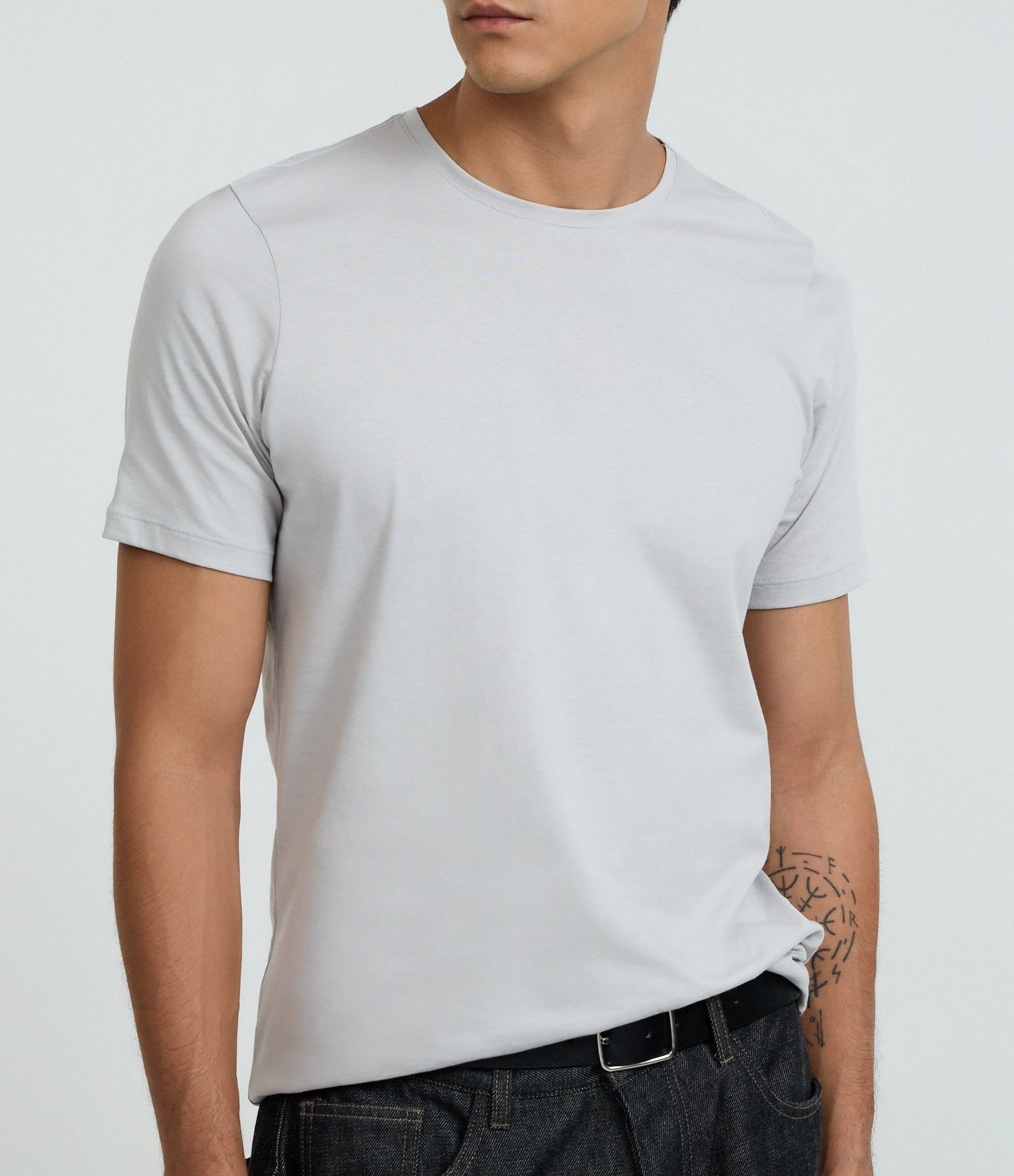 Camiseta Slim Básica em Algodão Peruano com Gola Redonda Cinza 3