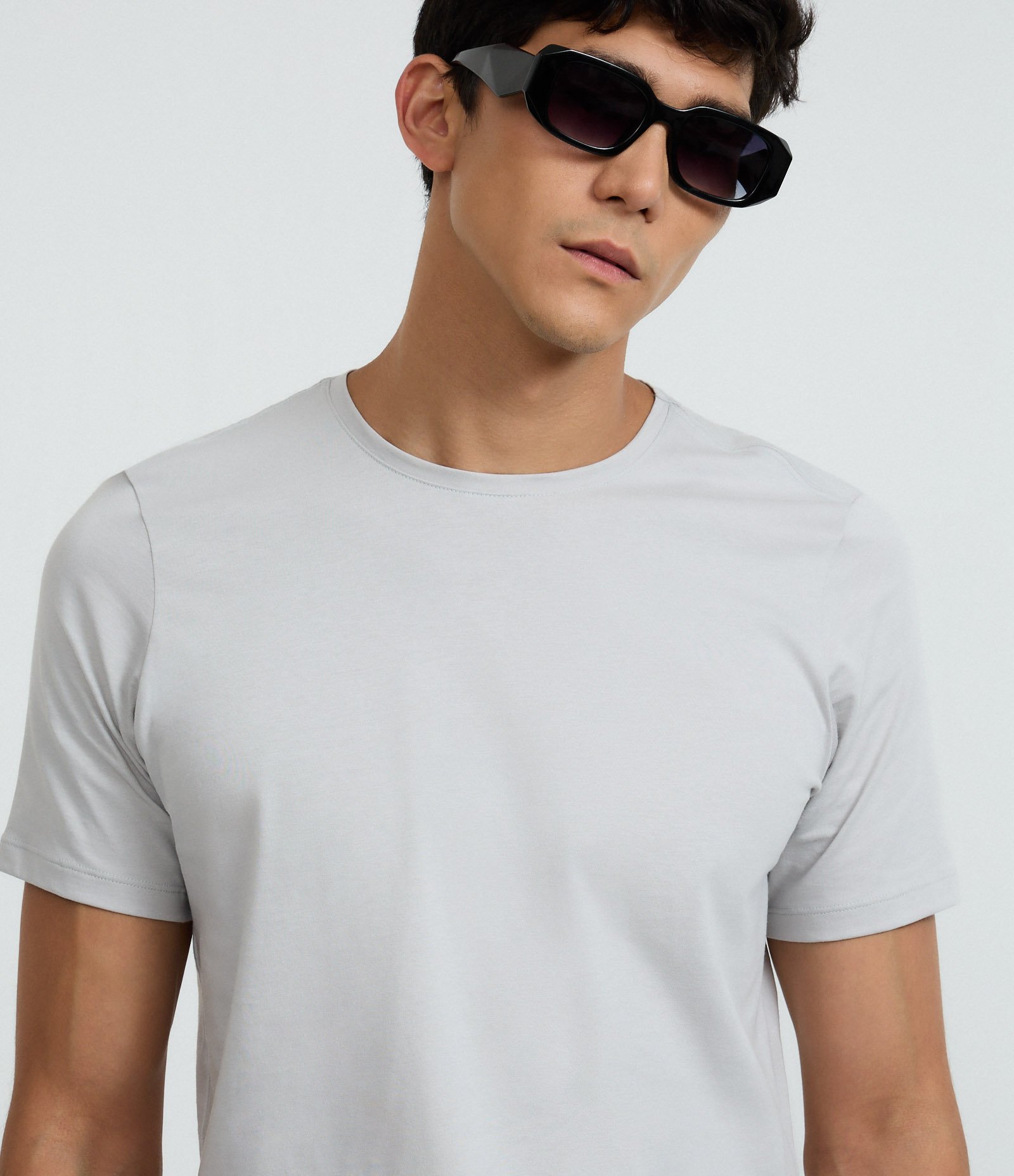 Camiseta Slim Básica em Algodão Peruano com Gola Redonda Cinza 4