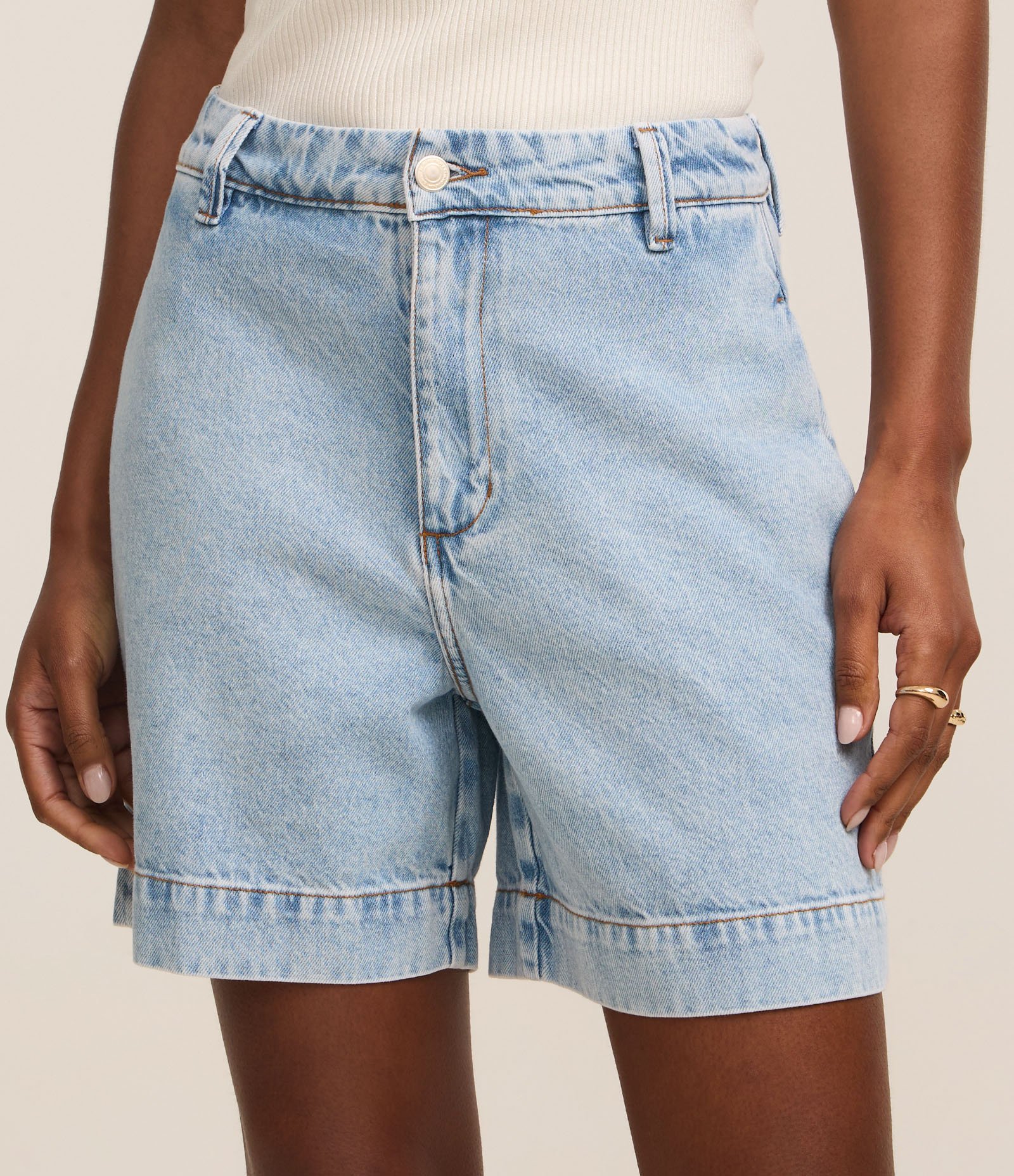 Short em Jeans com Cintura Alta Claro 3