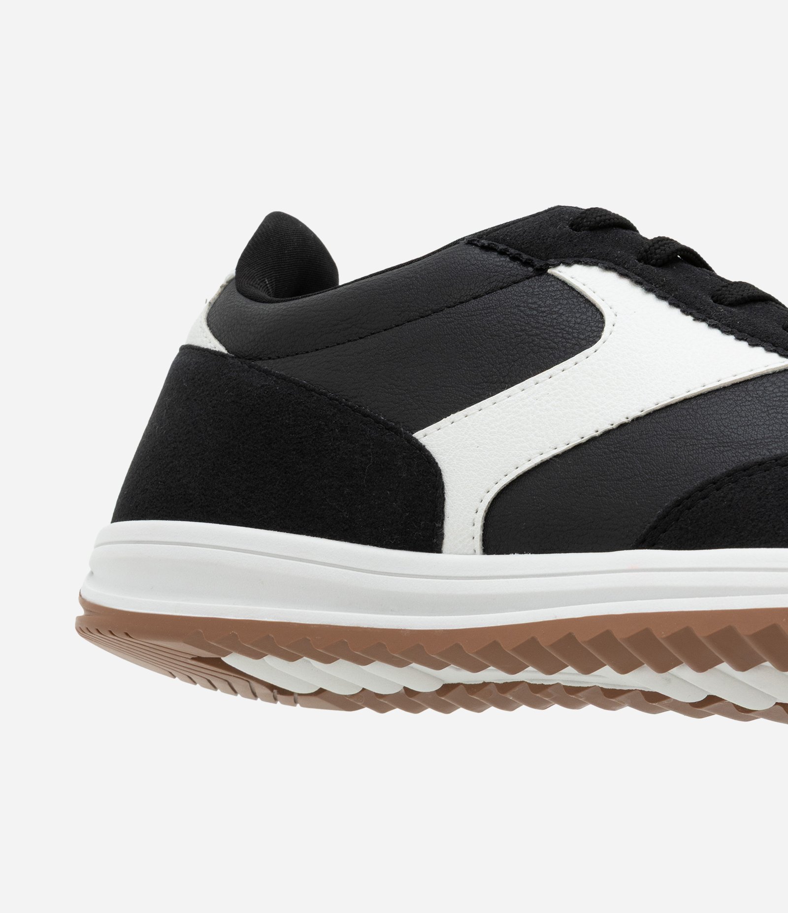 Tênis Esportivo Chuteira Retrô com Recortes Preto 3