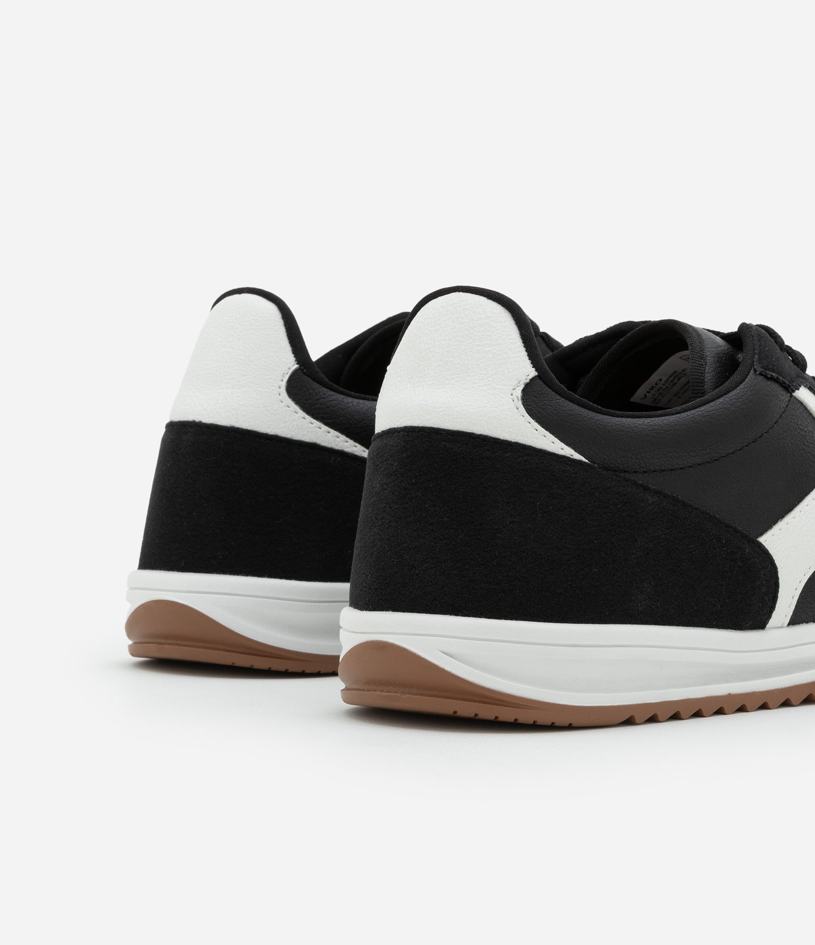 Tênis Esportivo Chuteira Retrô com Recortes Preto 4