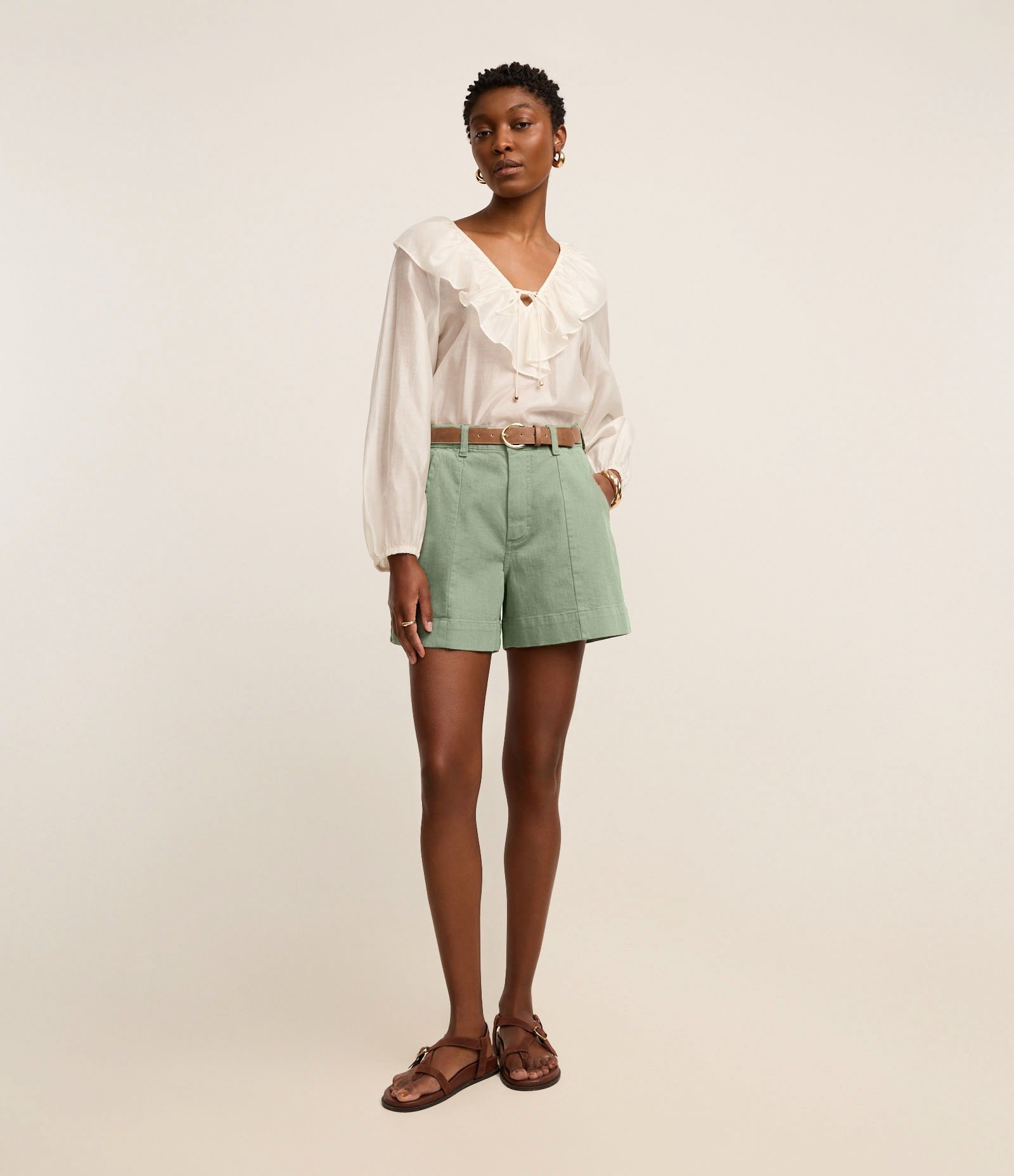 Short Regular em Sarja com Pesponto Contrastante e Bolso Faca Verde 1