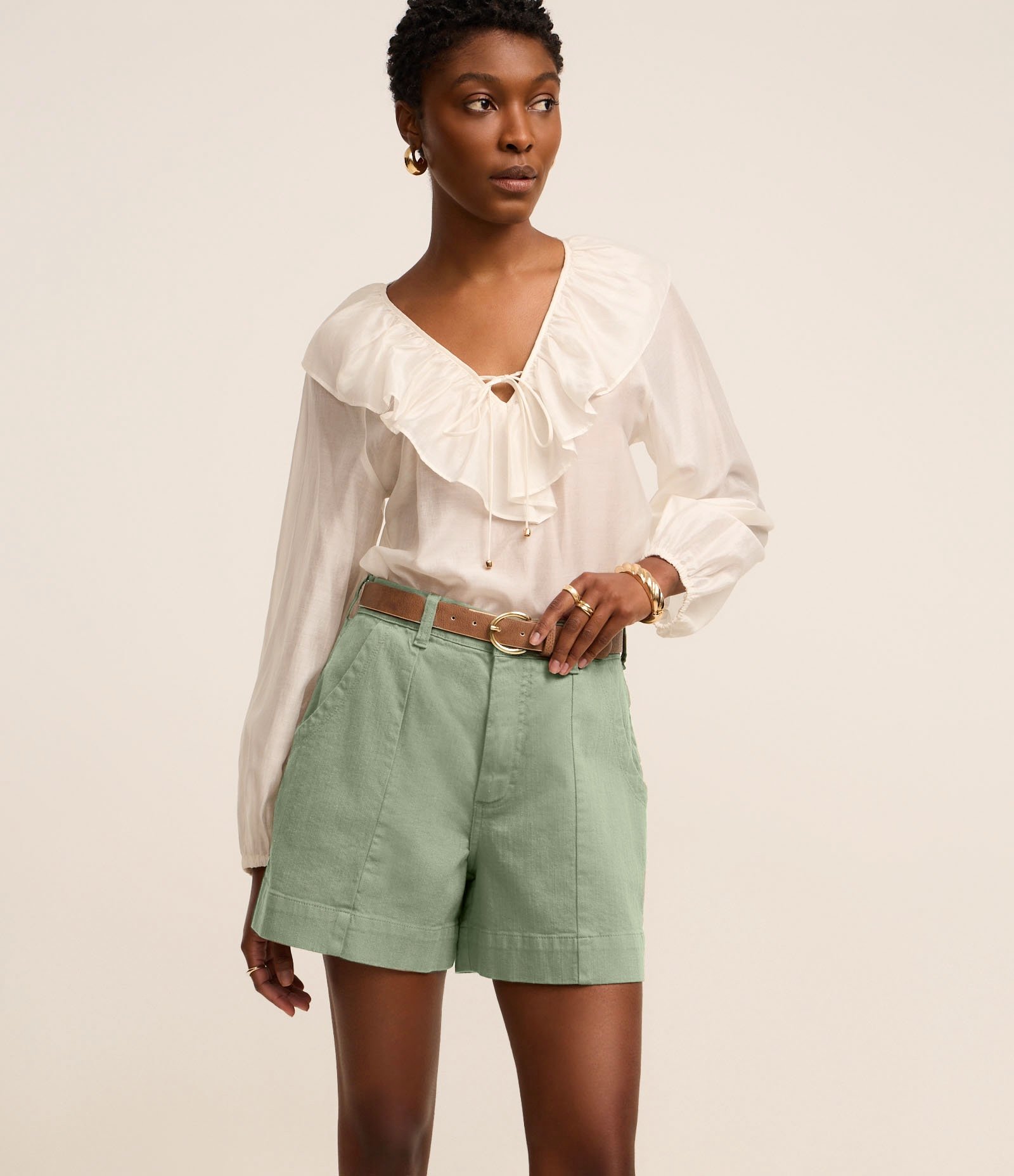 Short Regular em Sarja com Pesponto Contrastante e Bolso Faca Verde 2