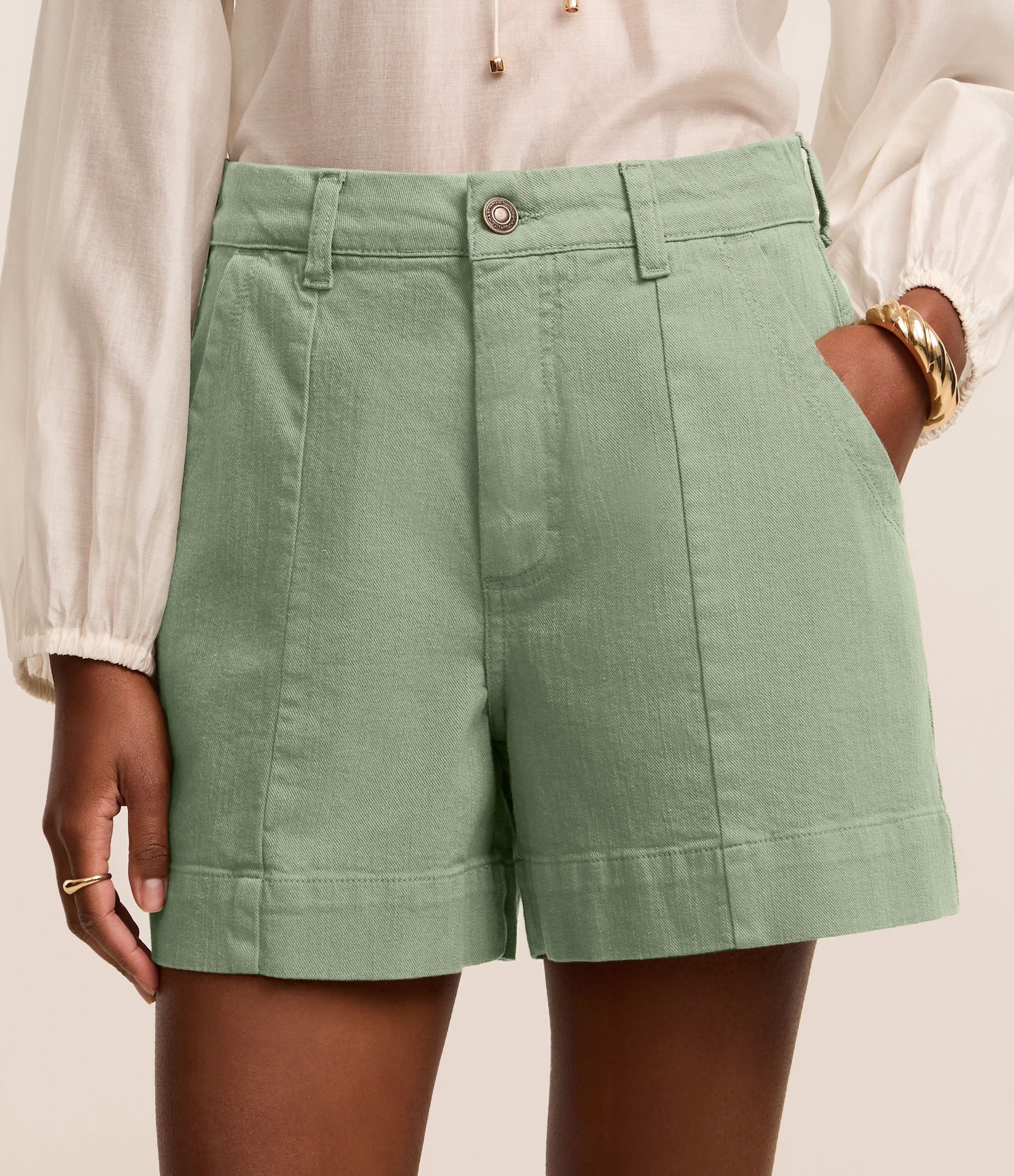 Short Regular em Sarja com Pesponto Contrastante e Bolso Faca Verde 3