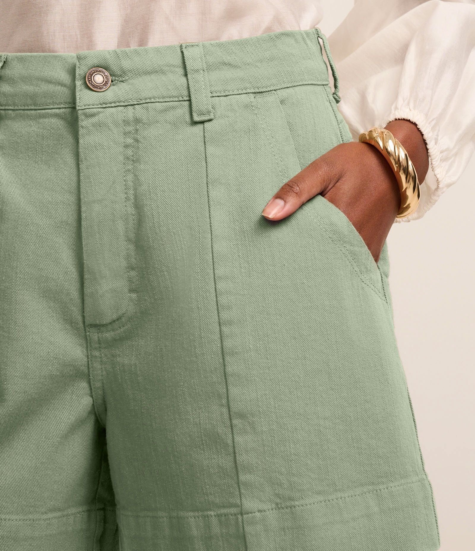 Short Regular em Sarja com Pesponto Contrastante e Bolso Faca Verde 4