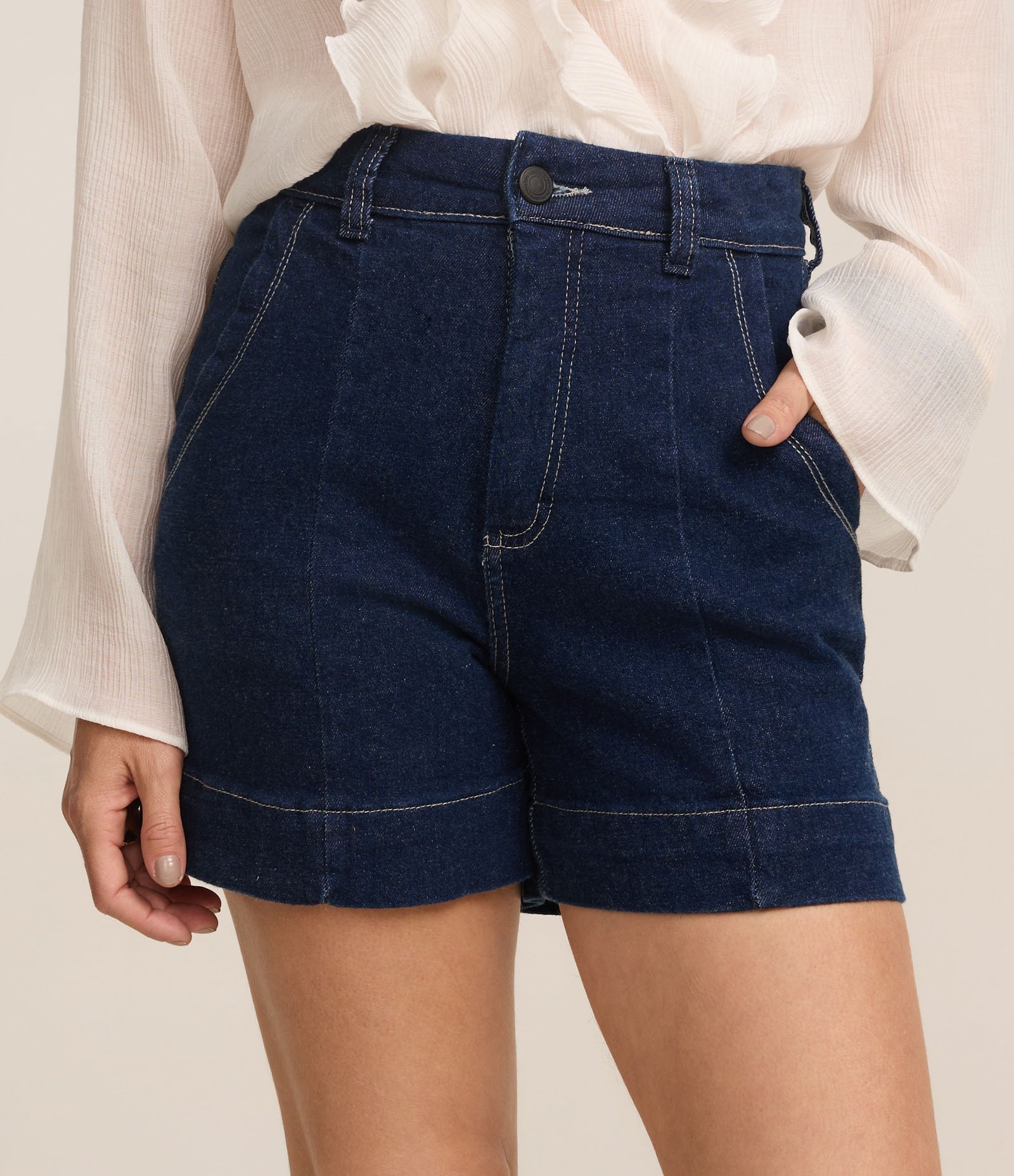Short Regular em Jeans com Pesponto Contrastante e Bolso Faca Escuro 3