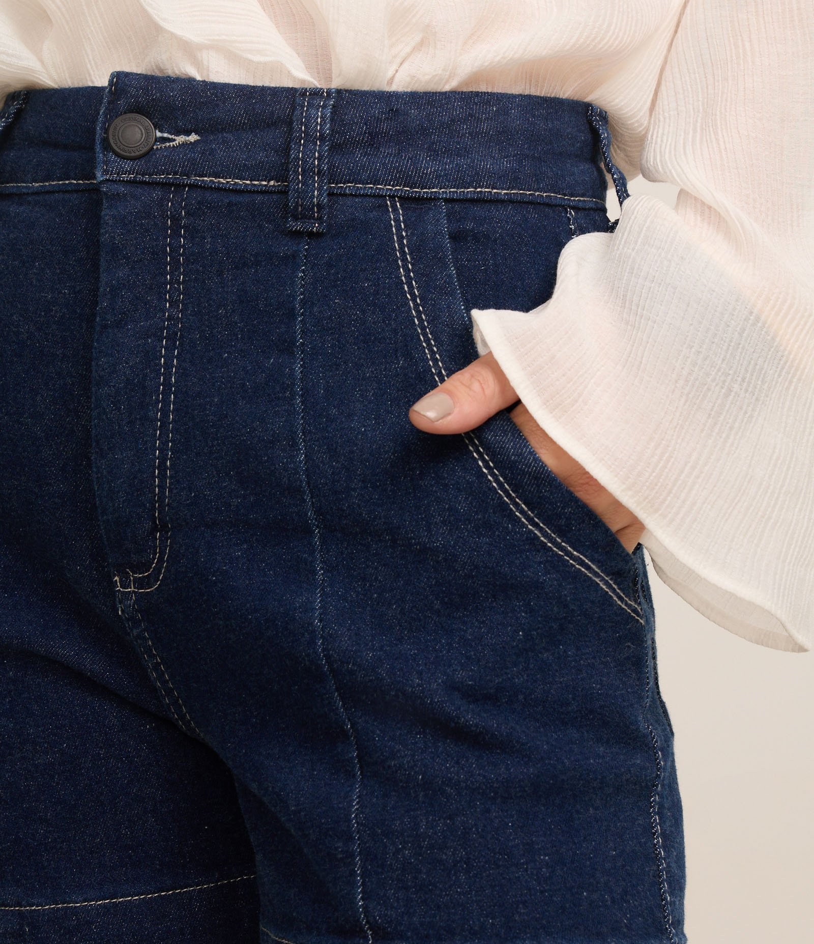 Short Regular em Jeans com Pesponto Contrastante e Bolso Faca Escuro 4