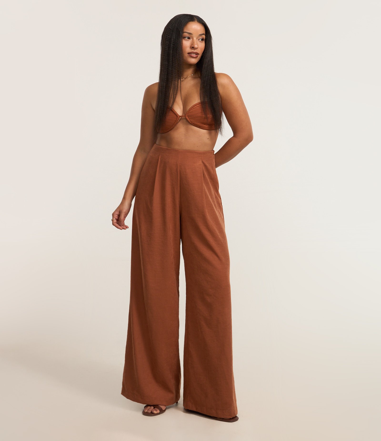 Calça Pantalona Alfaiatada com Pregas Frontais Marrom 1