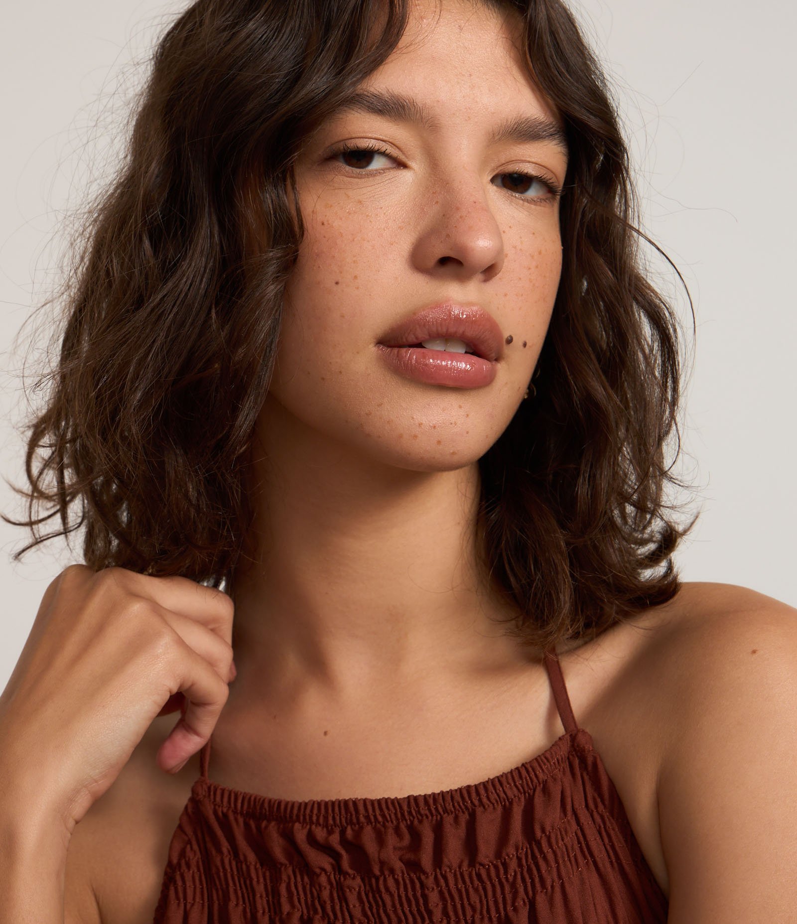 Vestido New Midi em Lastex com Gola Halter e Babado Marrom 3