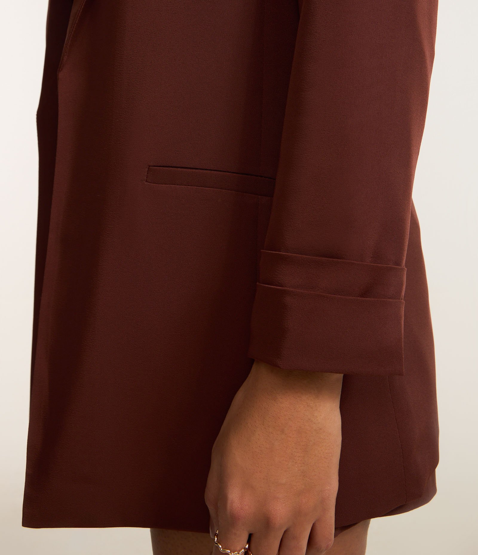 Blazer Oversized Alongado em Alfaiataria com Pregas no Punho Marrom Intenso 6