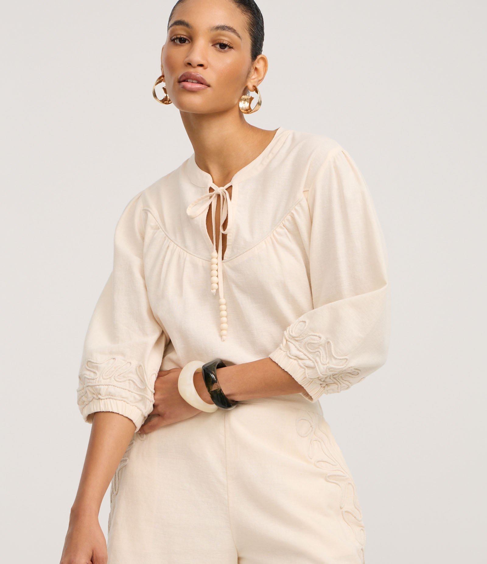 Blusa Bata em Cambraia com Bordado e Elástico no Punho Bege 1