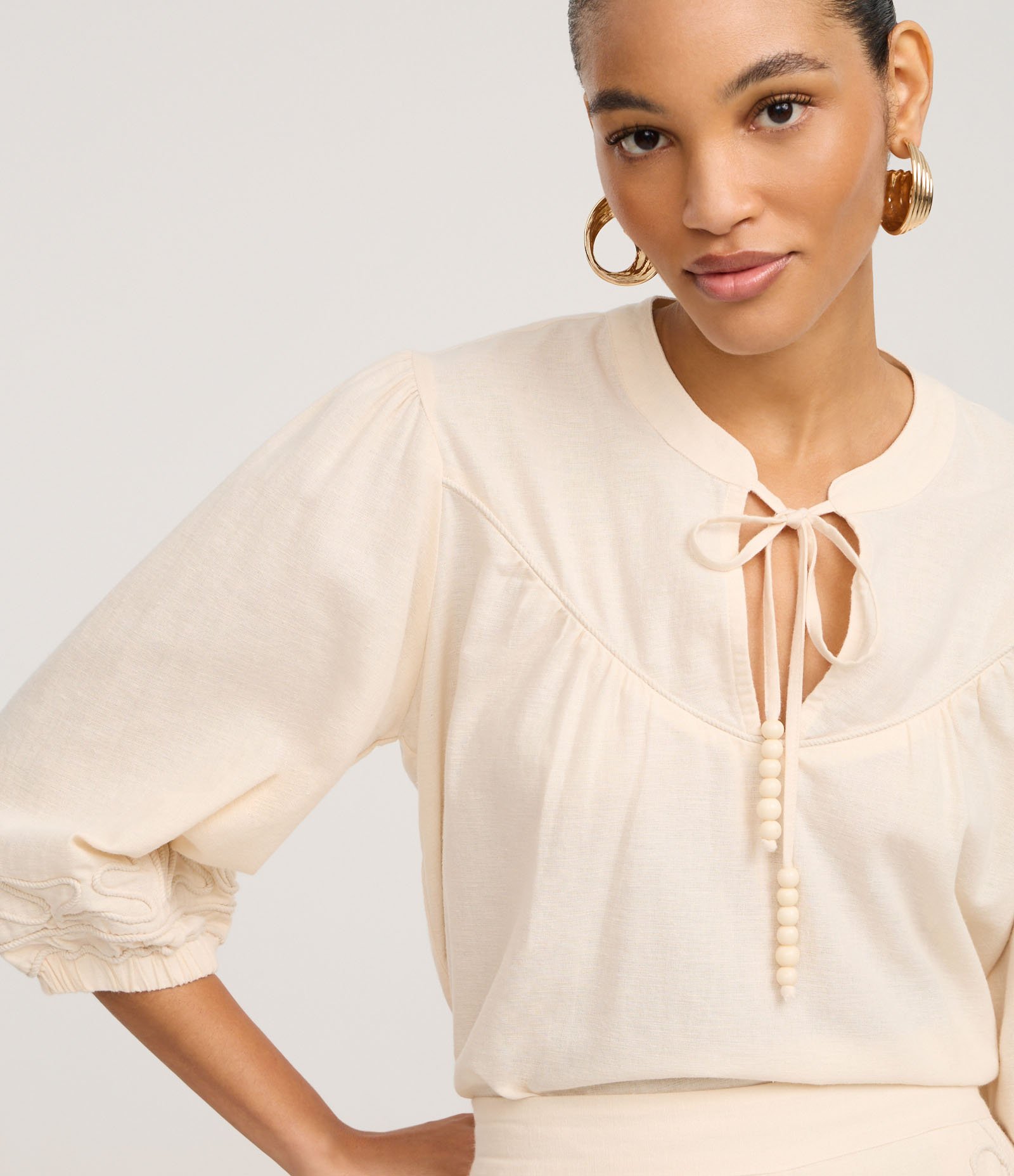 Blusa Bata em Cambraia com Bordado e Elástico no Punho Bege 3