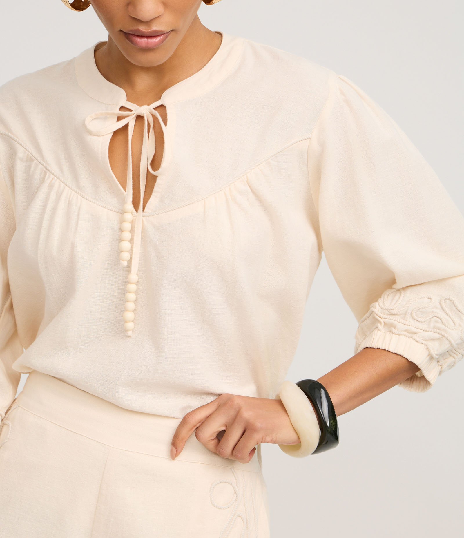 Blusa Bata em Cambraia com Bordado e Elástico no Punho Bege 4