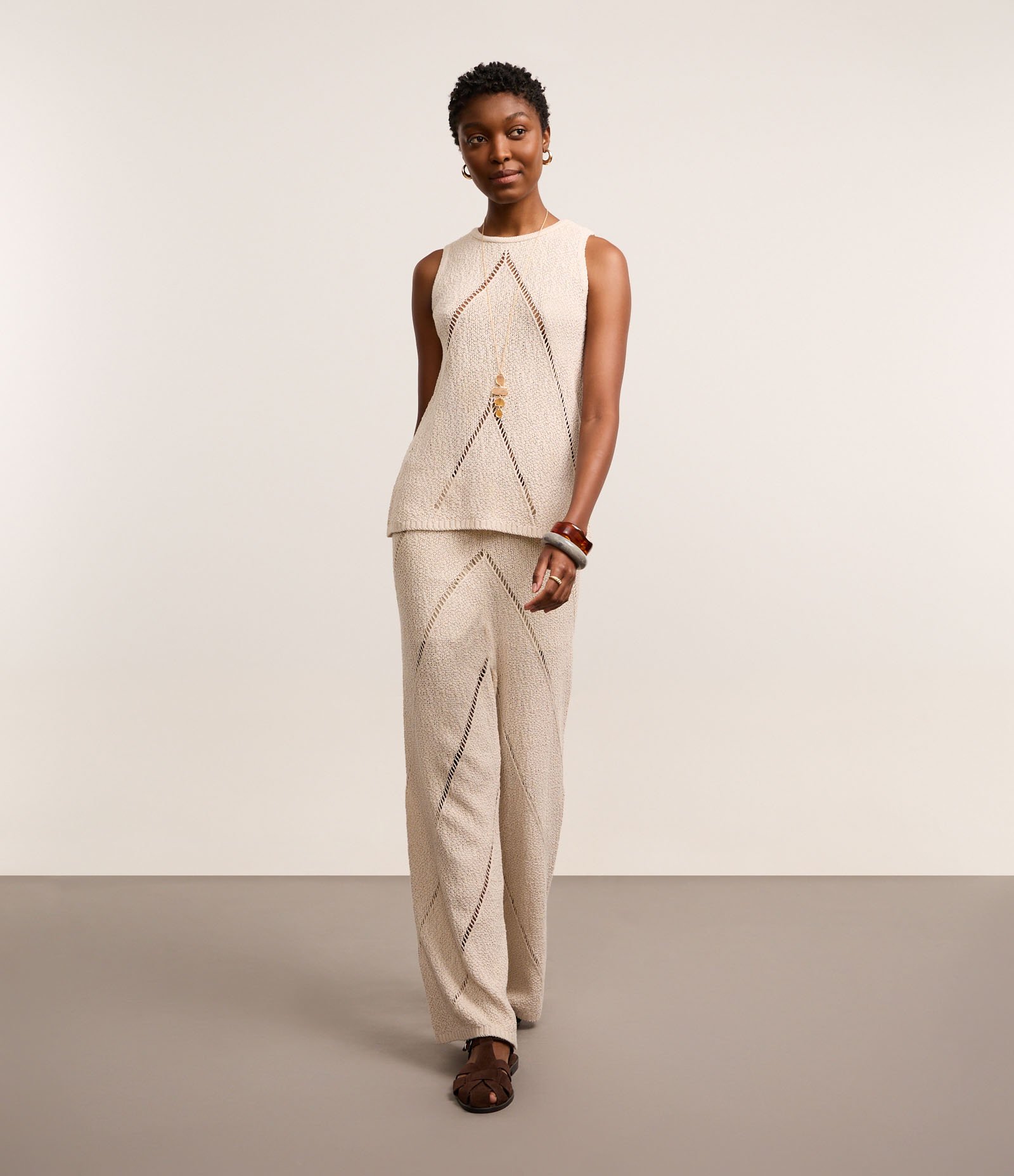 Calça Reta Cintura Média em Tricô com Vazados Diagonais Bege 2