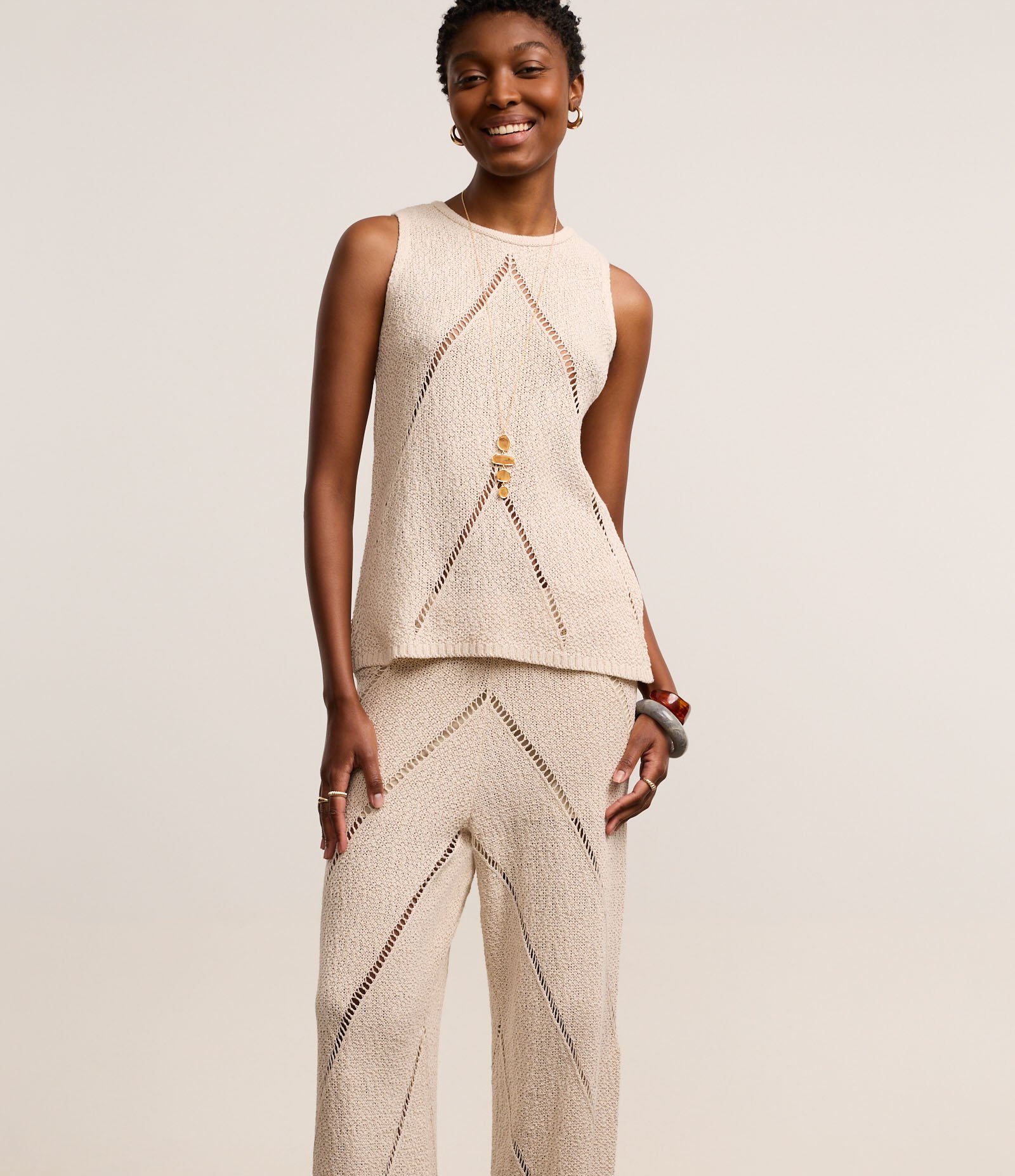 Calça Reta Cintura Média em Tricô com Vazados Diagonais Bege 3