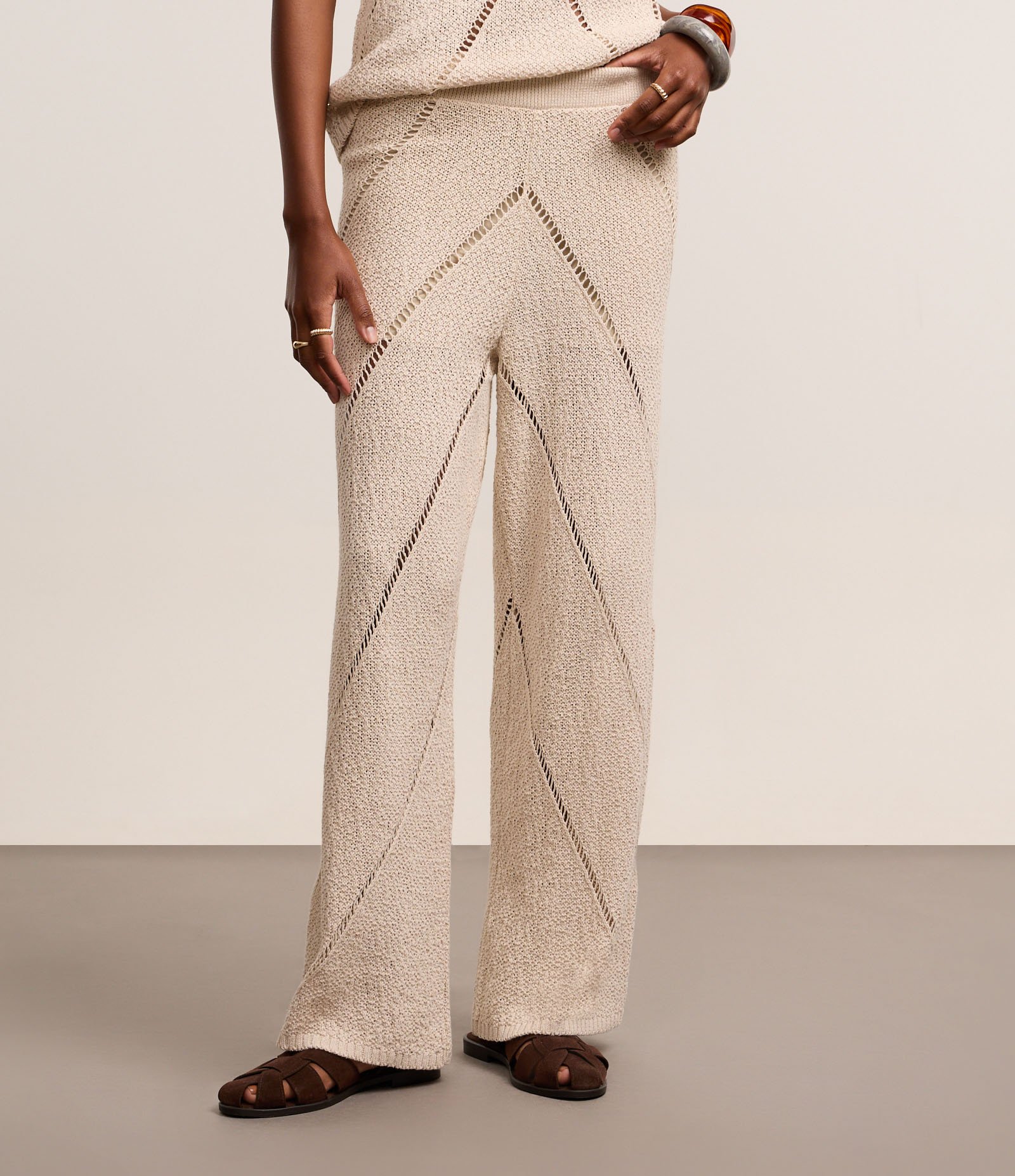 Calça Reta Cintura Média em Tricô com Vazados Diagonais Bege 4