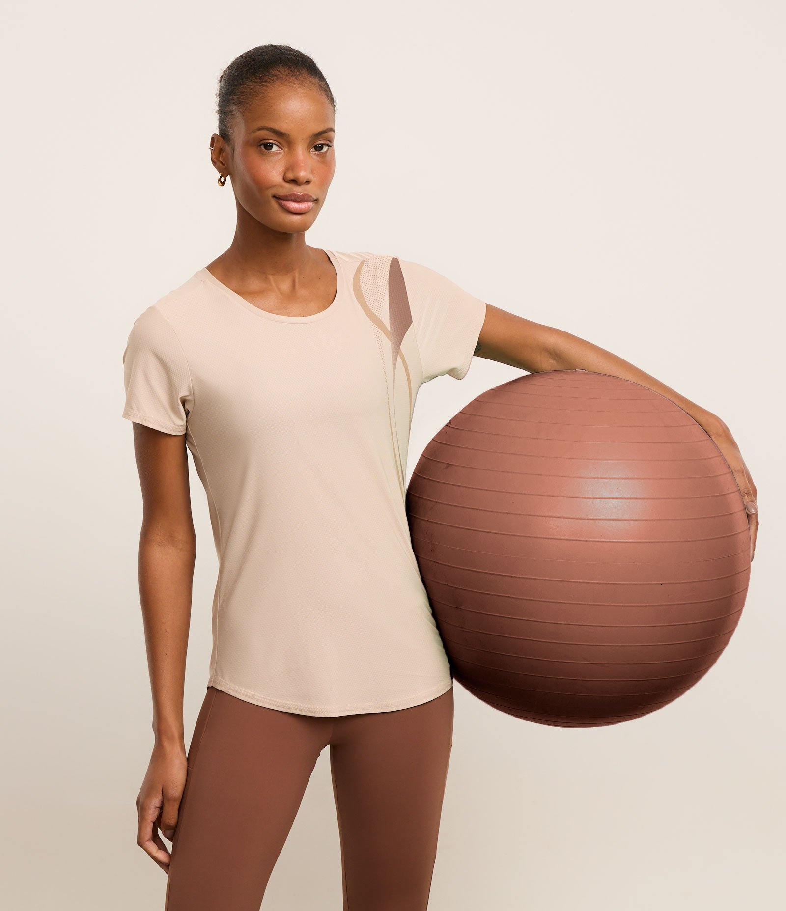 Camiseta Esportiva em Microfibra Texturizada com Estampa Ondas Bege 1