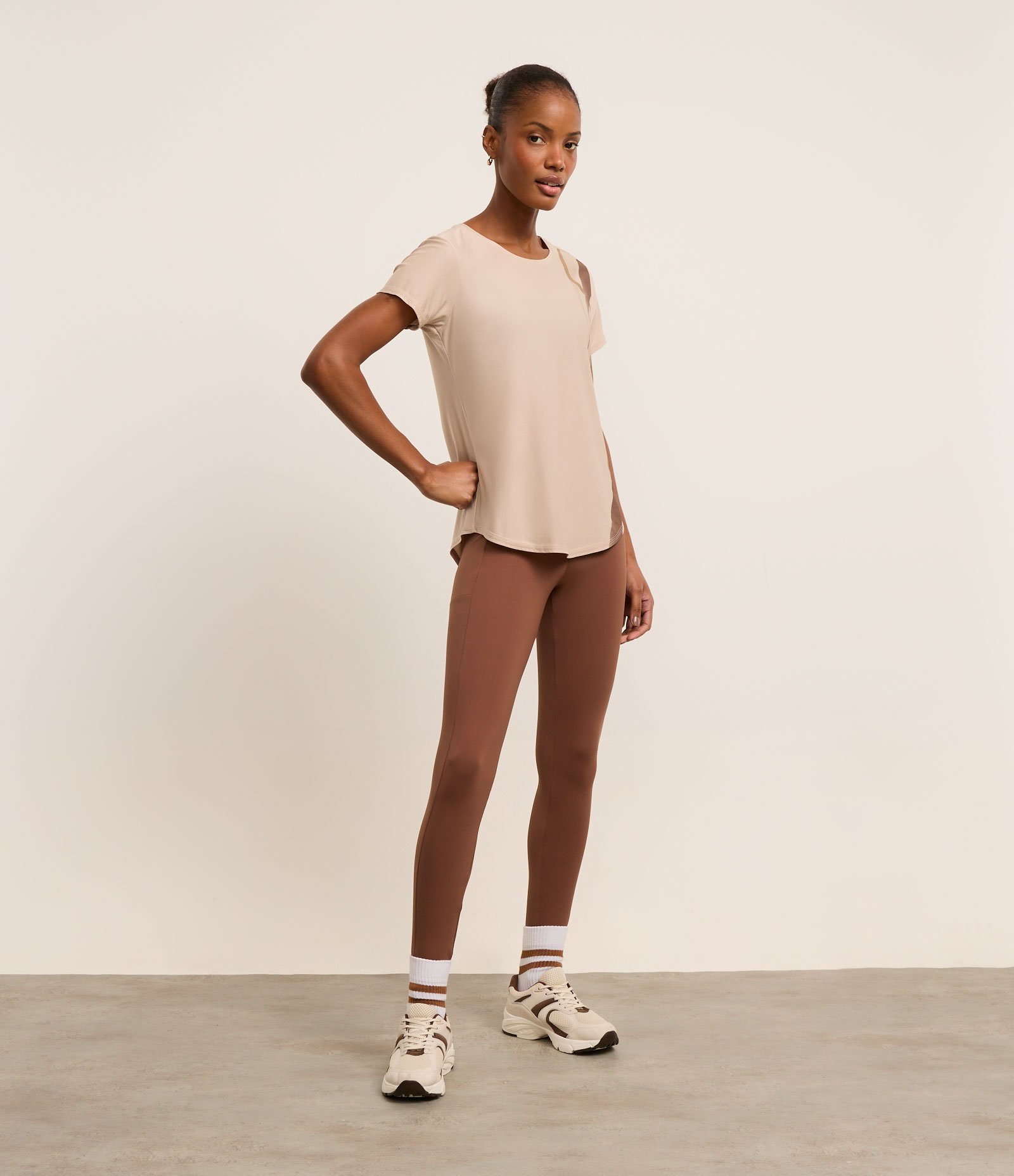 Camiseta Esportiva em Microfibra Texturizada com Estampa Ondas Bege 2