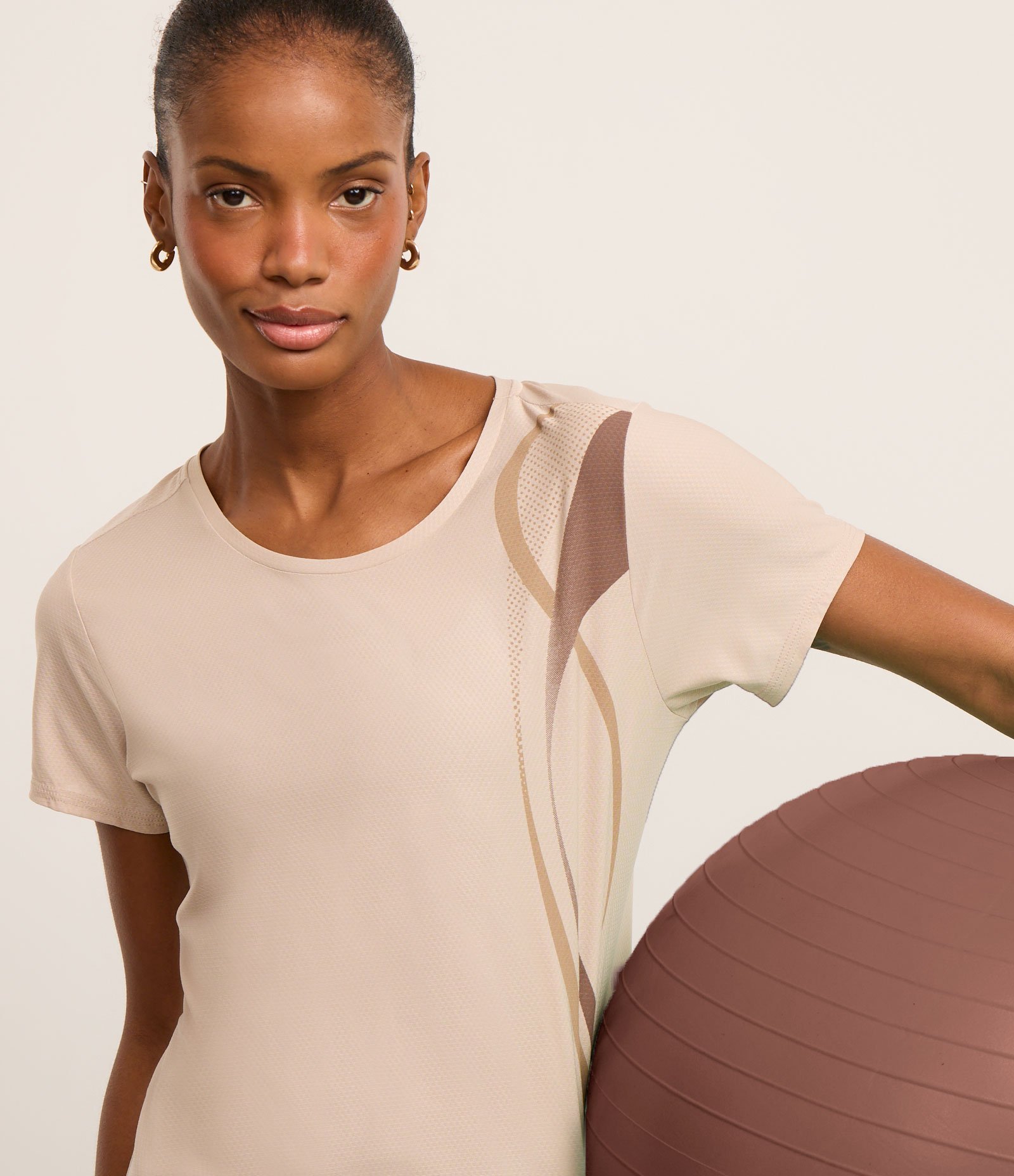 Camiseta Esportiva em Microfibra Texturizada com Estampa Ondas Bege 3