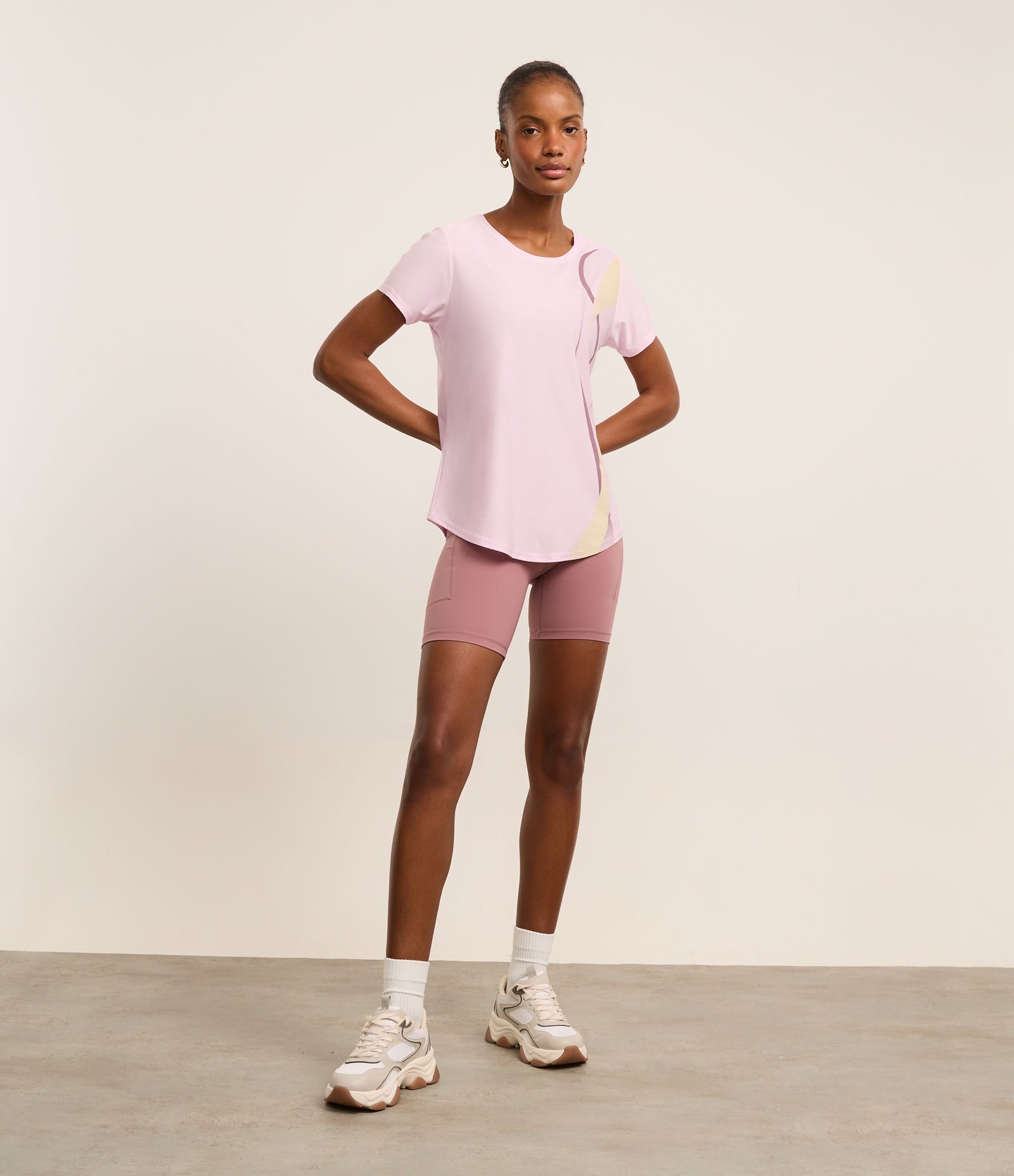 Camiseta Esportiva em Microfibra Texturizada com Estampa Ondas Lilás 2