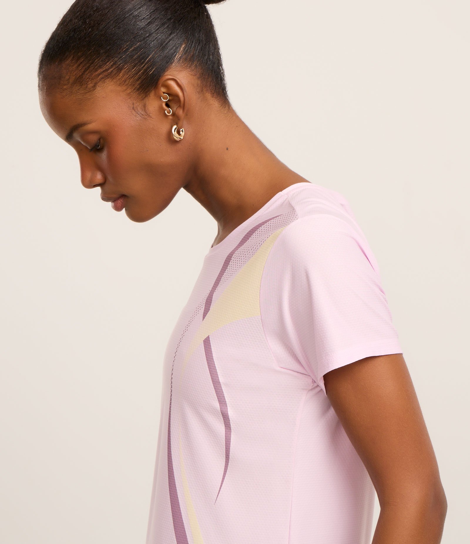 Camiseta Esportiva em Microfibra Texturizada com Estampa Ondas Lilás 4