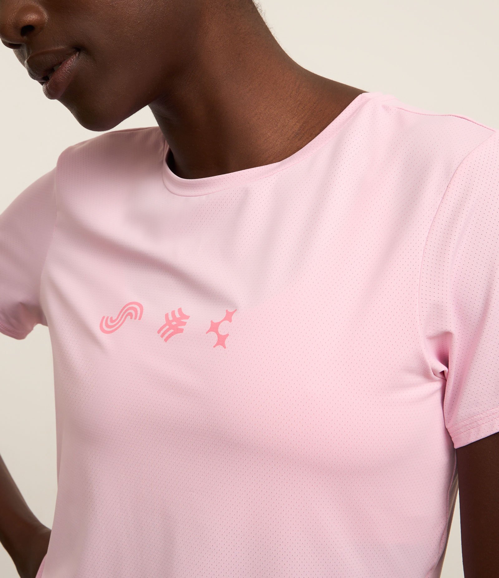 Camiseta Esportiva em Microfibra Furadinha com Estampa de Ícones Rosa 3
