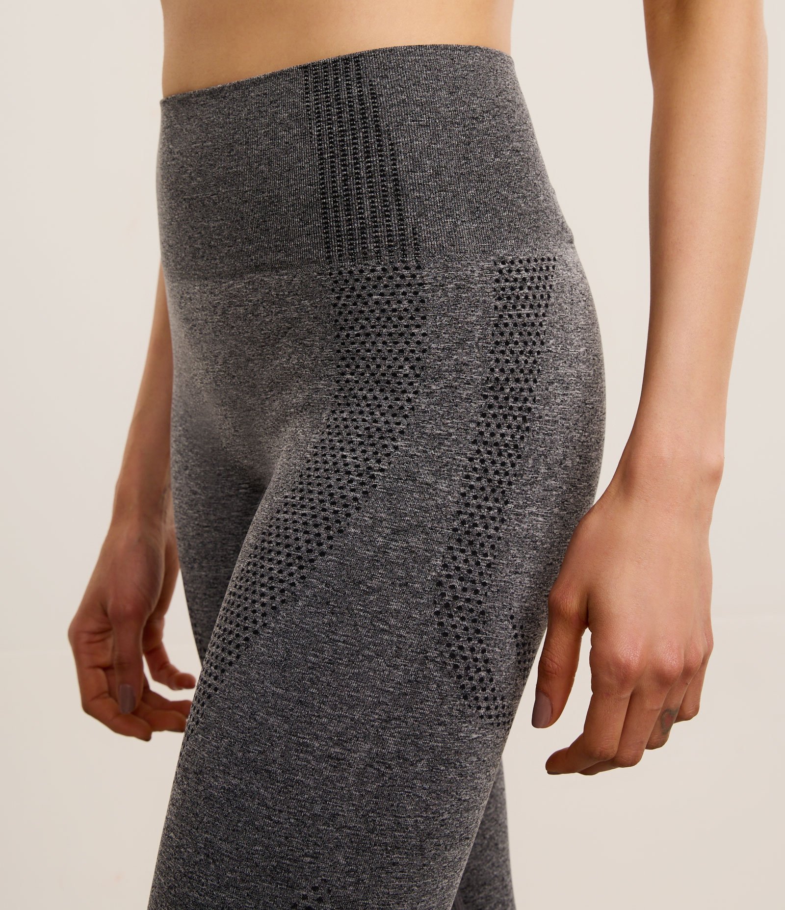 Calça Legging Esportiva Seamless com Efeito Empina Bumbum Cinza 3