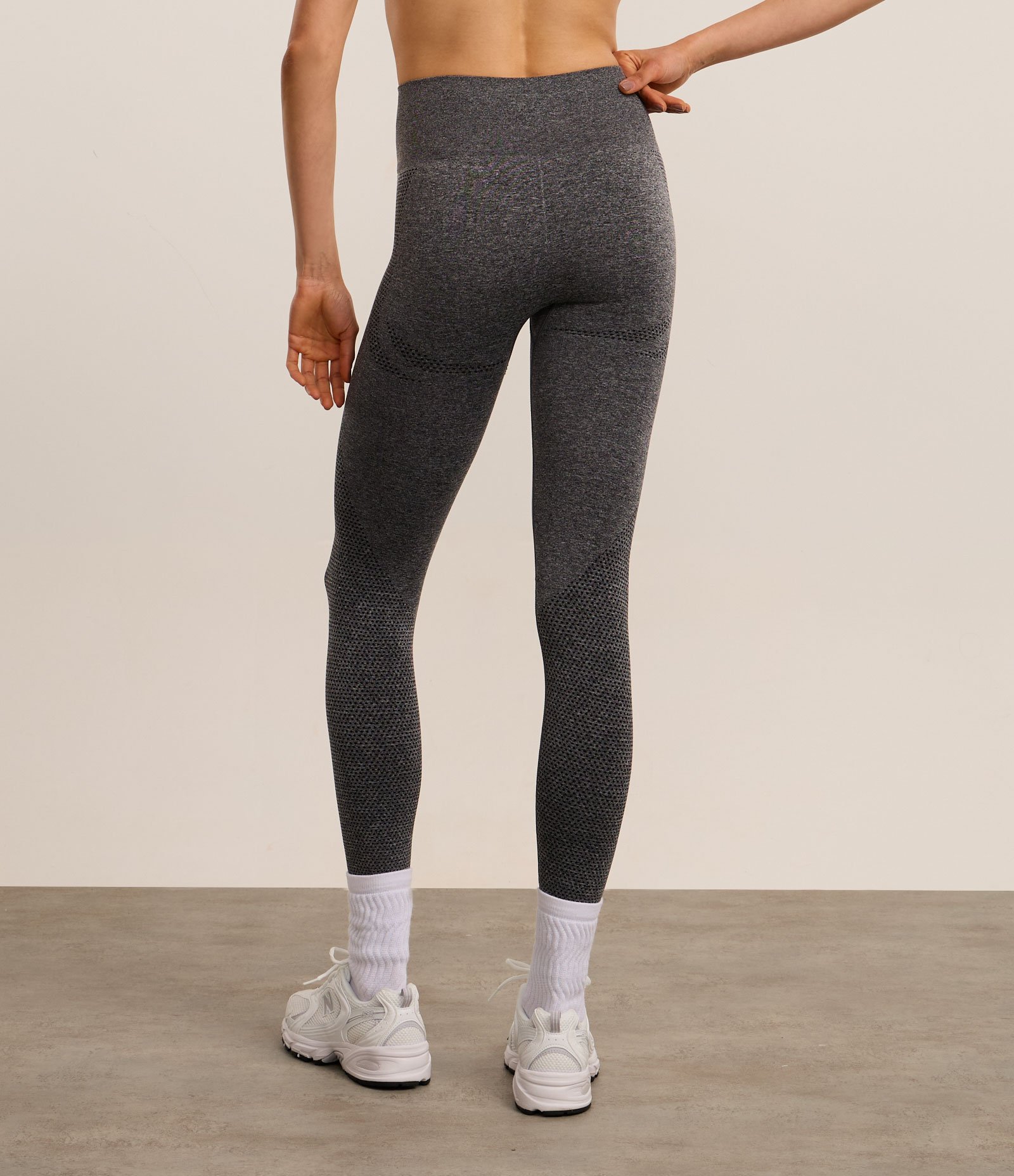 Calça Legging Esportiva Seamless com Efeito Empina Bumbum Cinza 5