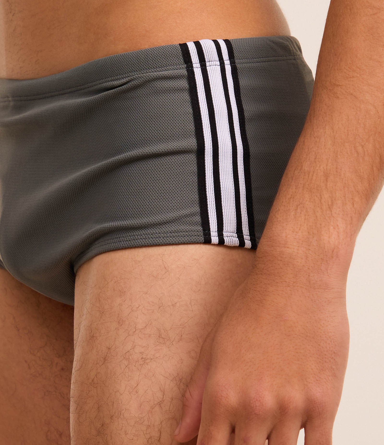 Sunga em Microfibra com Cordão Interno e Listras Laterais Cinza 3