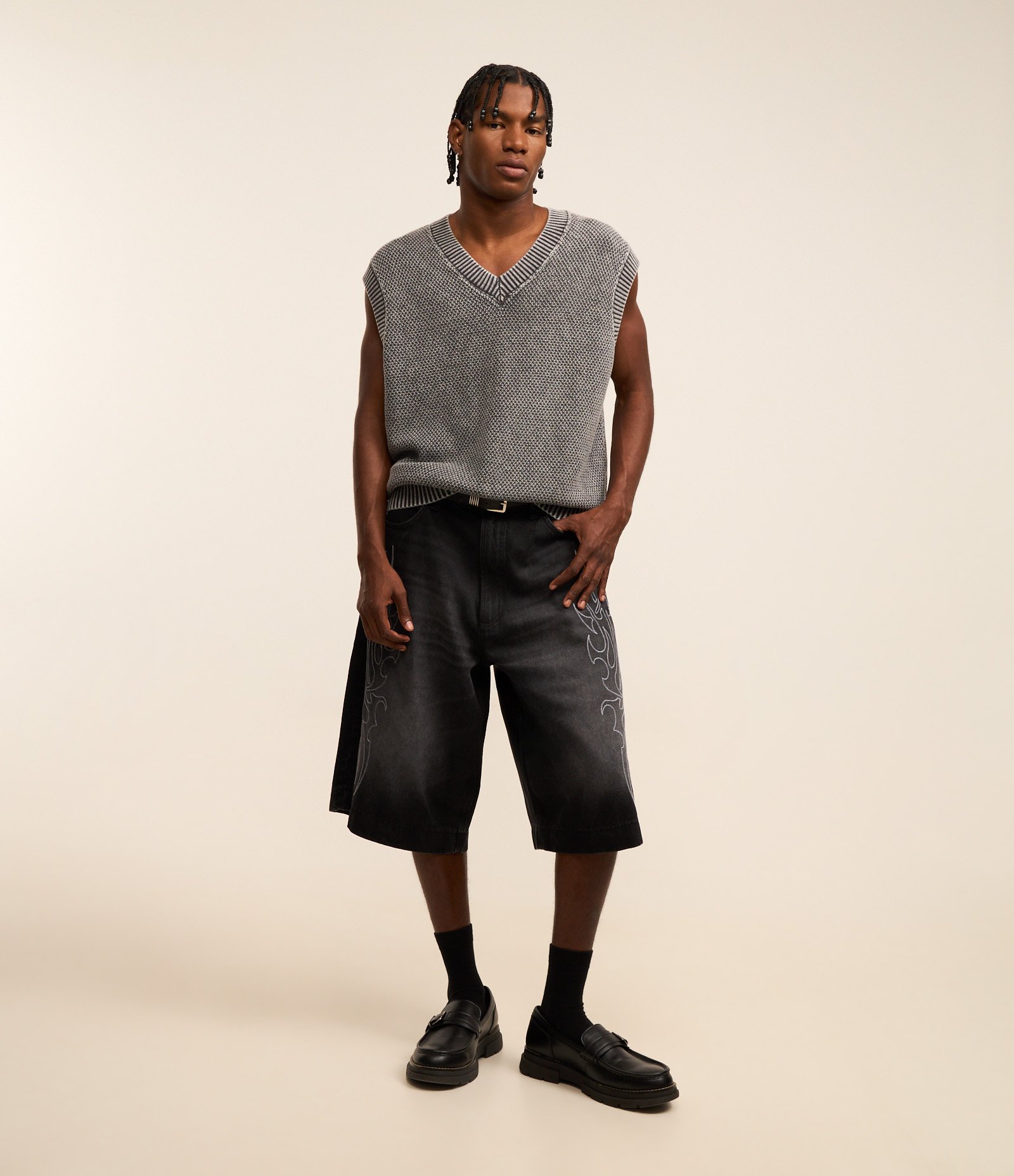 Bermuda Super Baggy em Jeans com Bordado Frontal Preto 3
