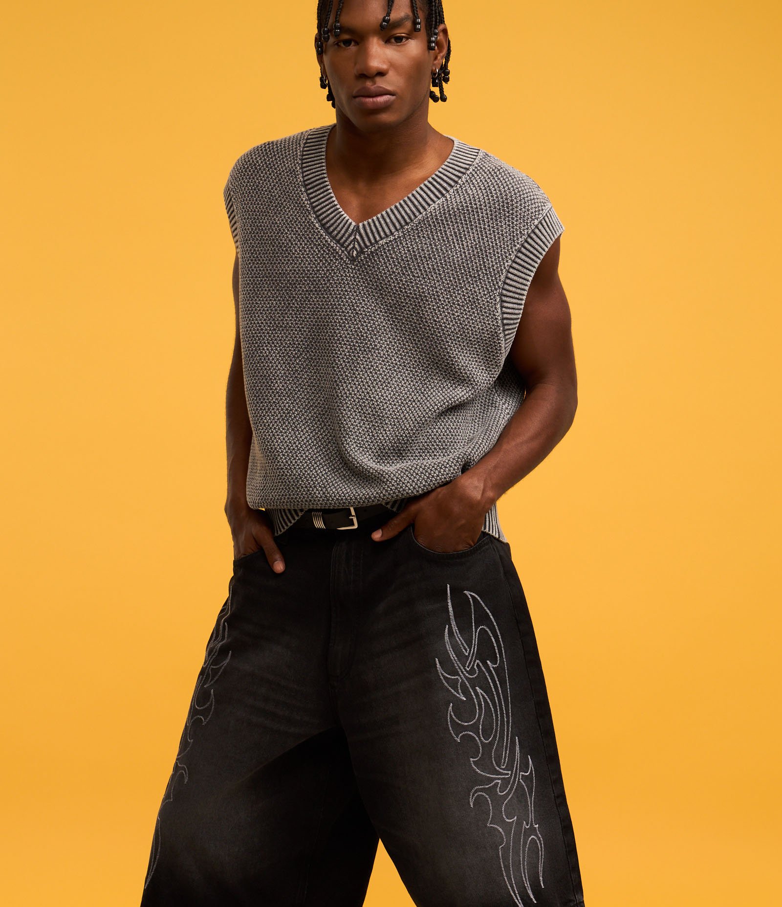 Bermuda Super Baggy em Jeans com Bordado Frontal Preto 4