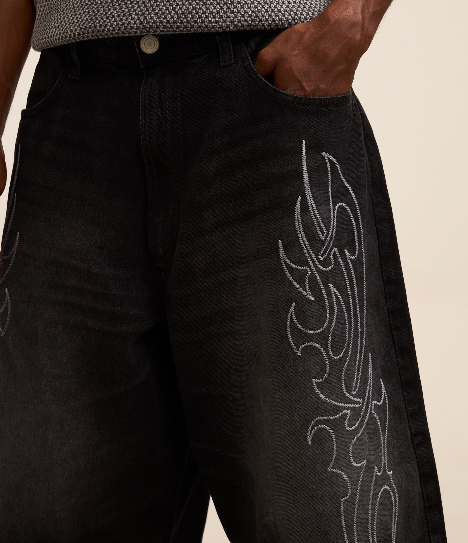 Bermuda Super Baggy em Jeans com Bordado Frontal Preto 5
